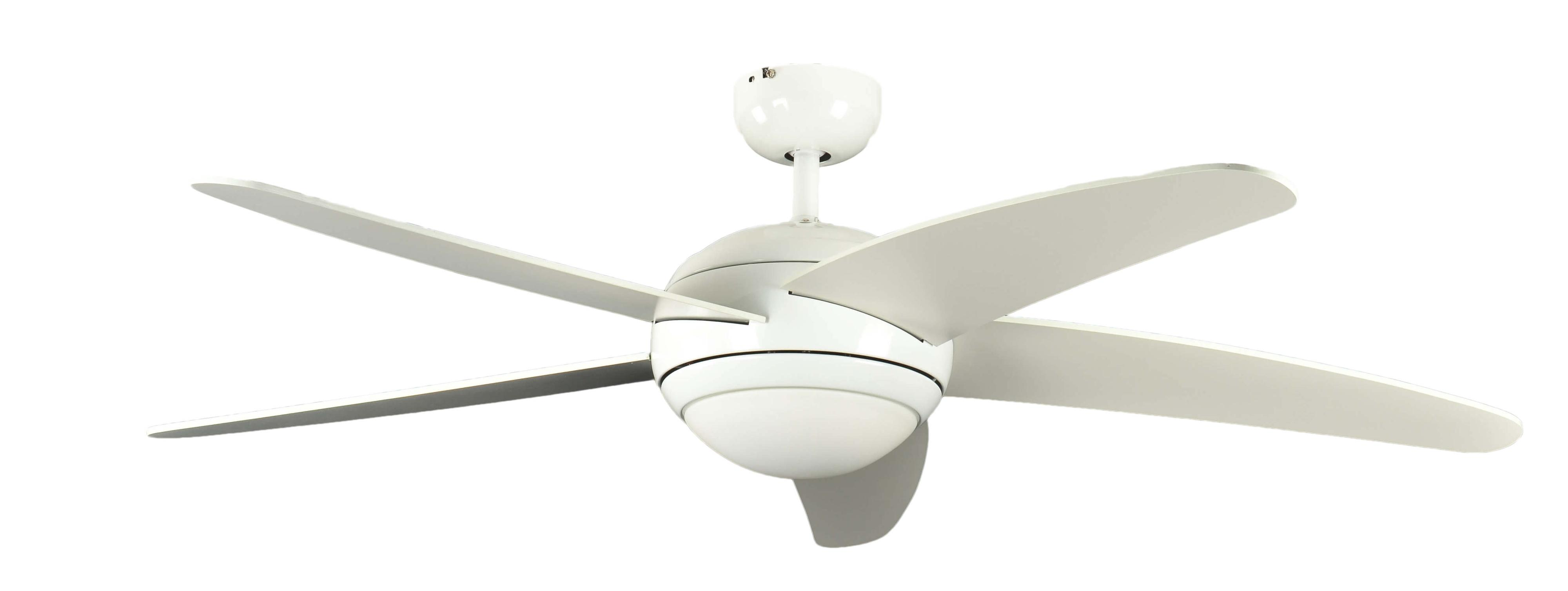 Weißer Deckenventilator mit fünf Blättern, weißem Motorgehäuse. Der Hintergrund ist schlicht weiß.