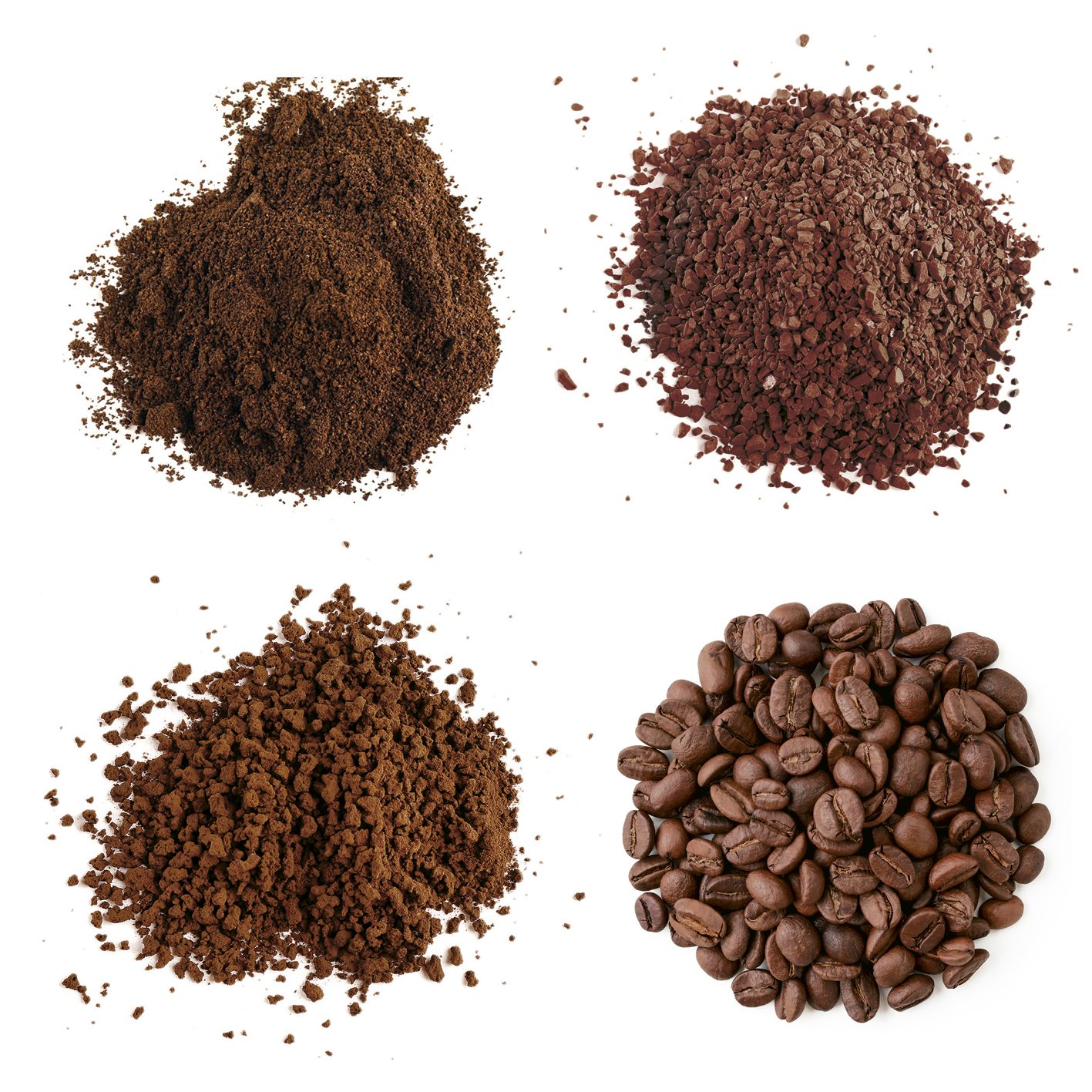 Vier Kaffeehaufen: gemahlen, Instant und Bohnen. Draufsicht, weißer Hintergrund.