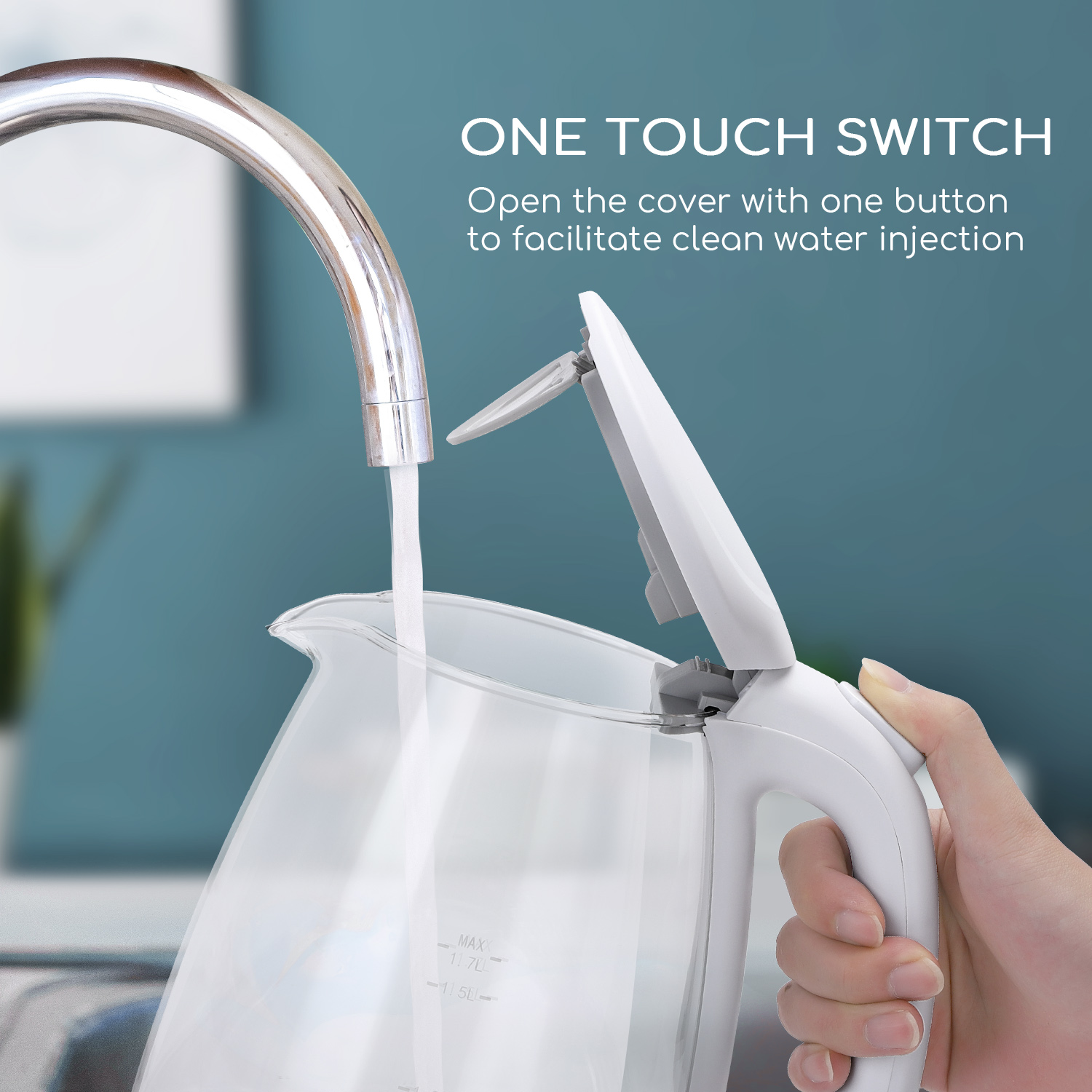 Klarer Wasserkocher mit auslaufendem Wasser, Deckel offen. Hand hält den Wasserkocher.