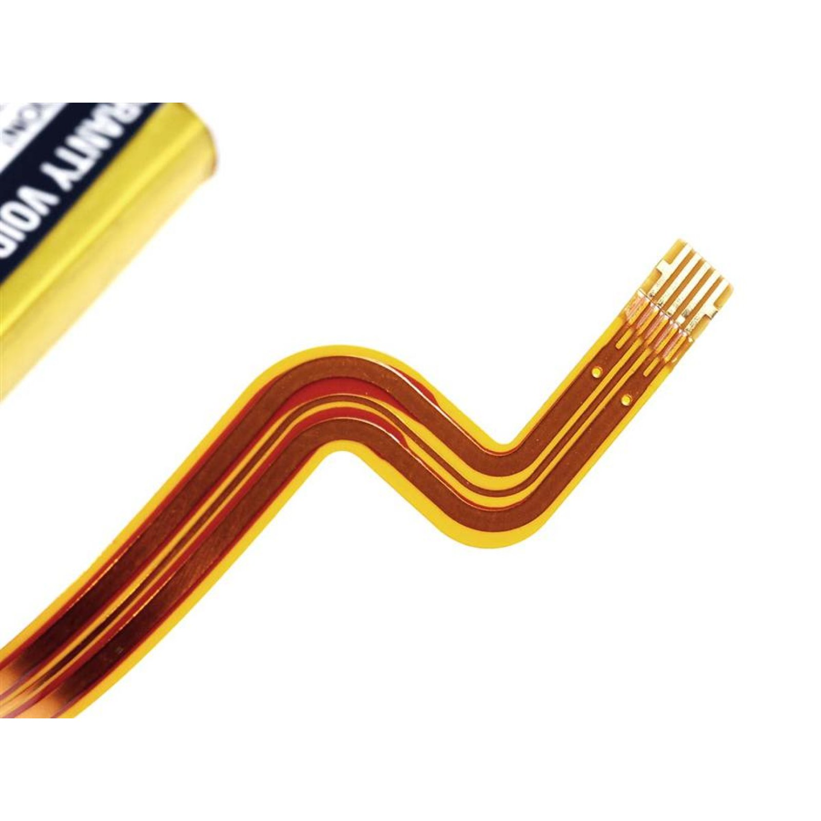 Circuito flexible amarillo y marrón con contactos dorados, sobre fondo blanco.