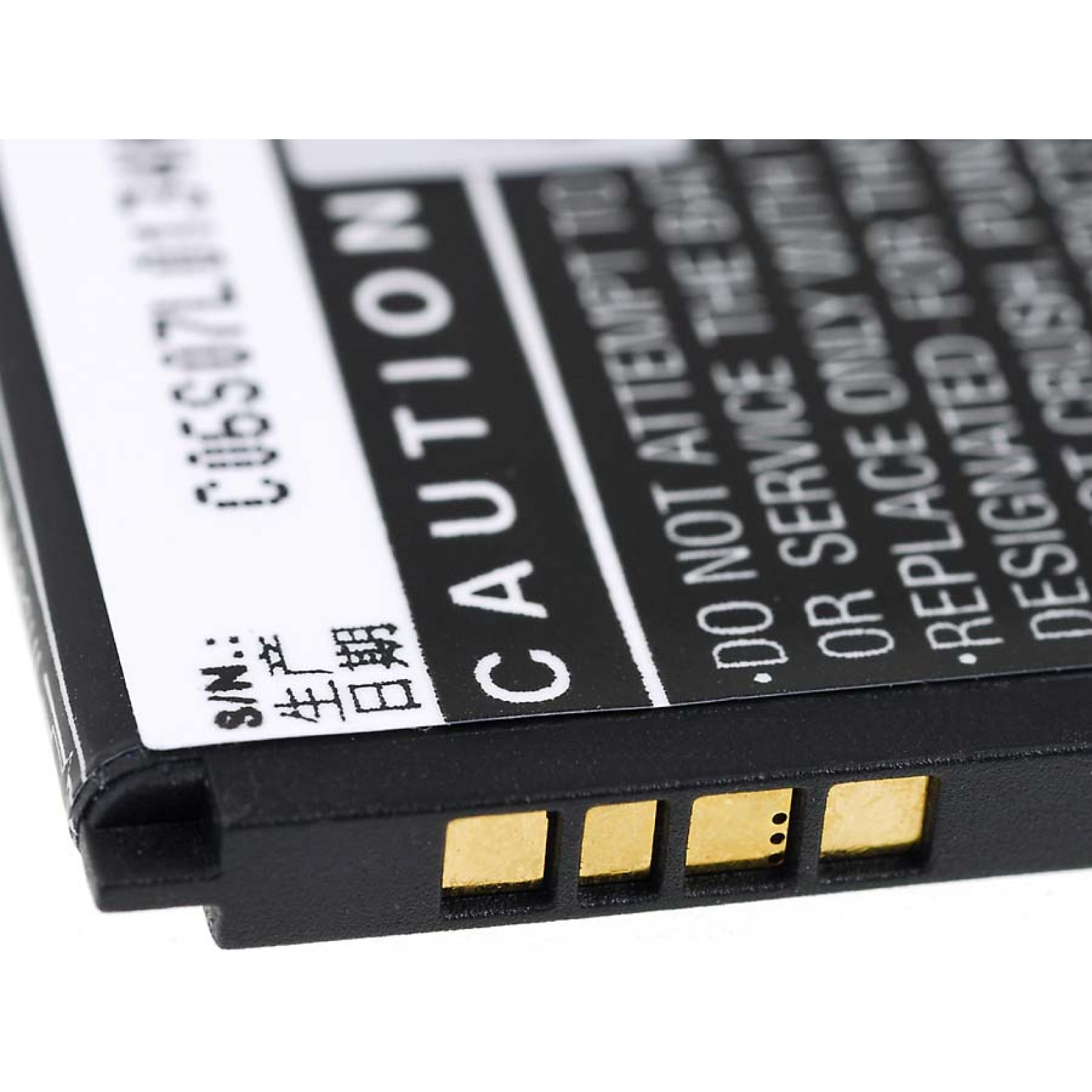 Un primer plano de una batería de teléfono. Tiene una etiqueta de precaución y conectores dorados.