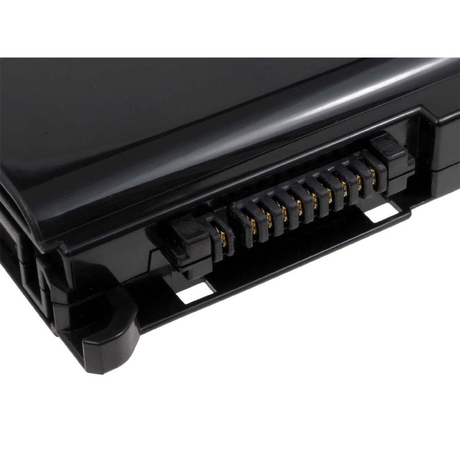 Primer plano de un conector de batería de portátil. Fondo blanco.