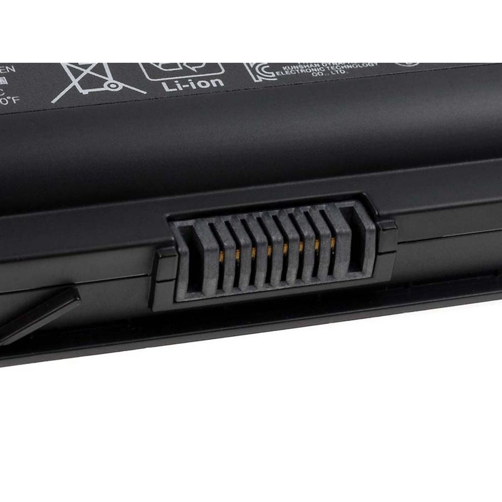 Primer plano de un conector de batería negro. Se ve una serie de pines dorados.