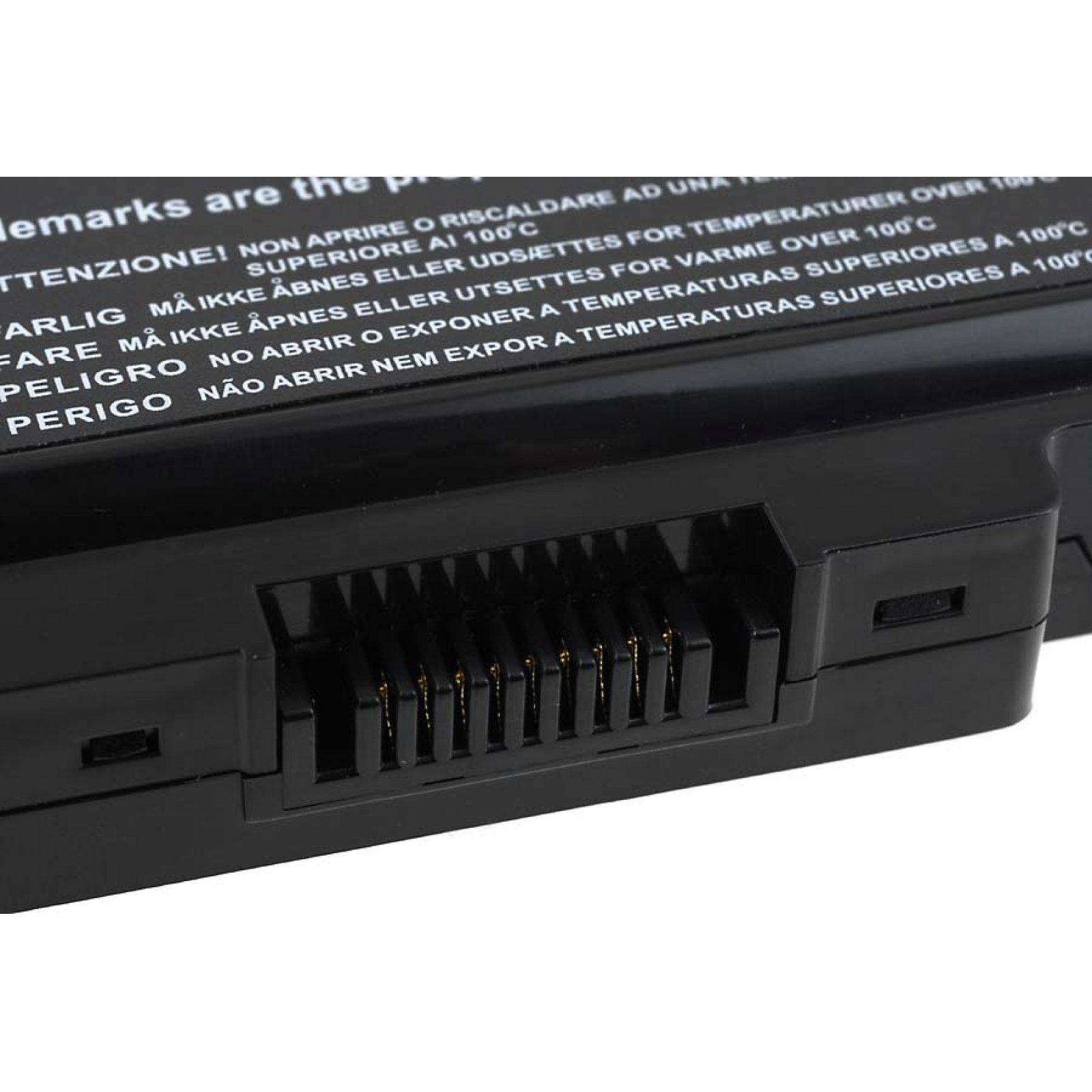 Conector de dispositivo negro con pines dorados, primer plano.