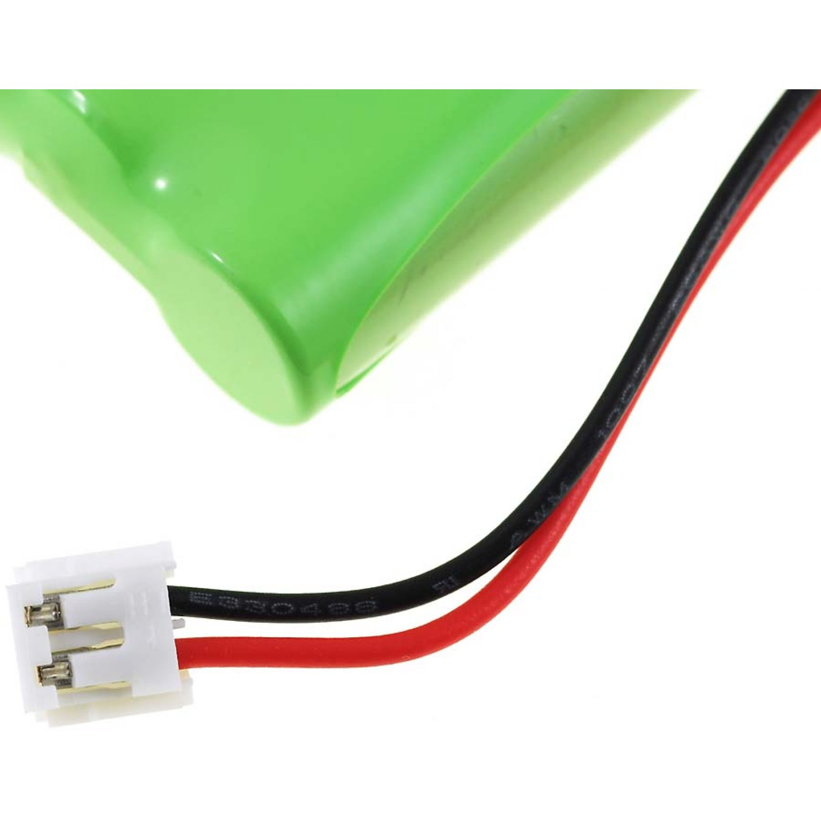 Una batería verde con cables rojos y negros conectados a un conector blanco.