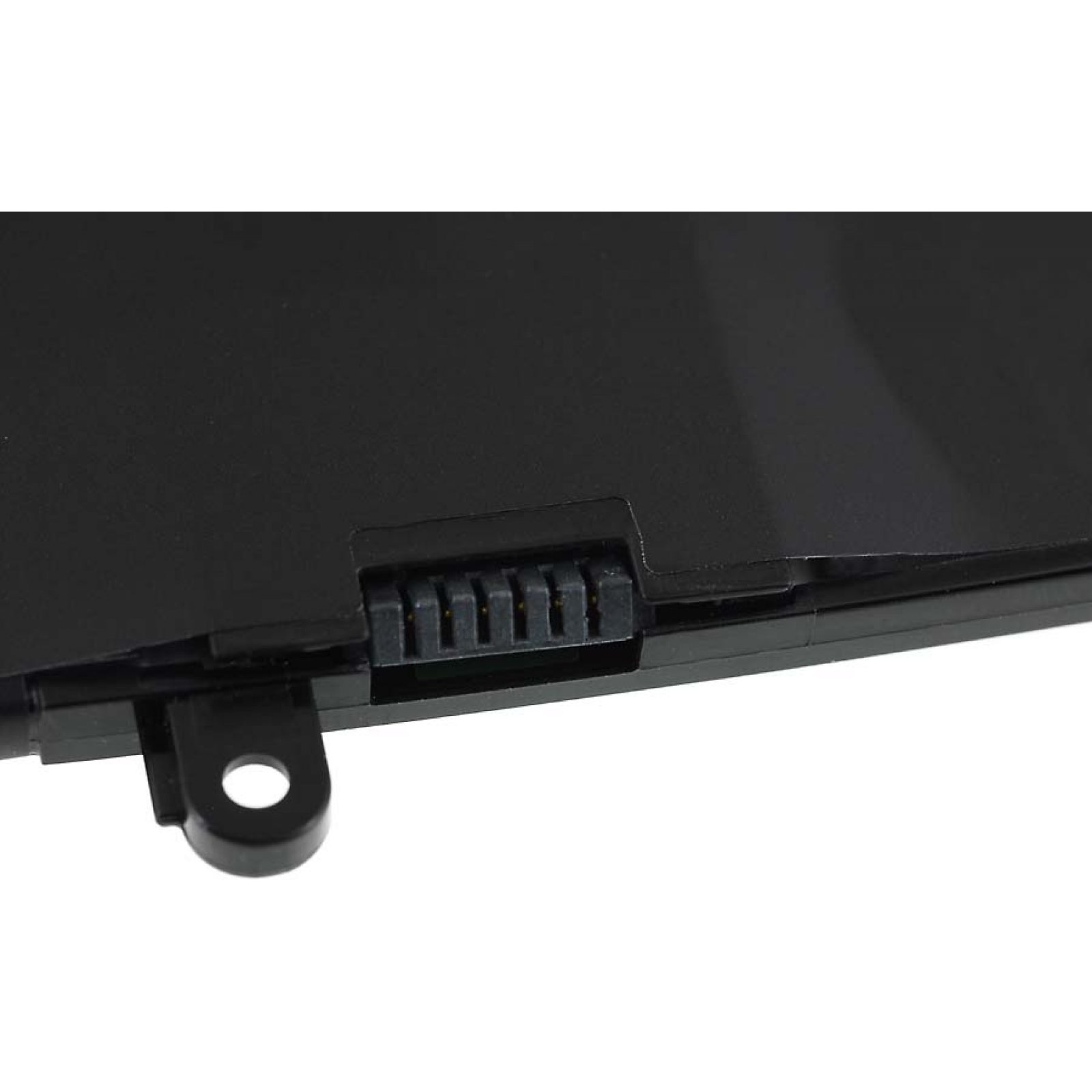 Primer plano de un conector negro con pines, parte de un dispositivo más grande.