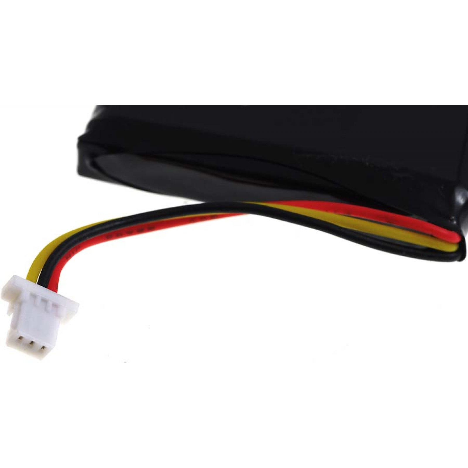 Una batería negra con cables rojos, amarillos y negros adjuntos, y un conector blanco, sobre un fondo blanco.