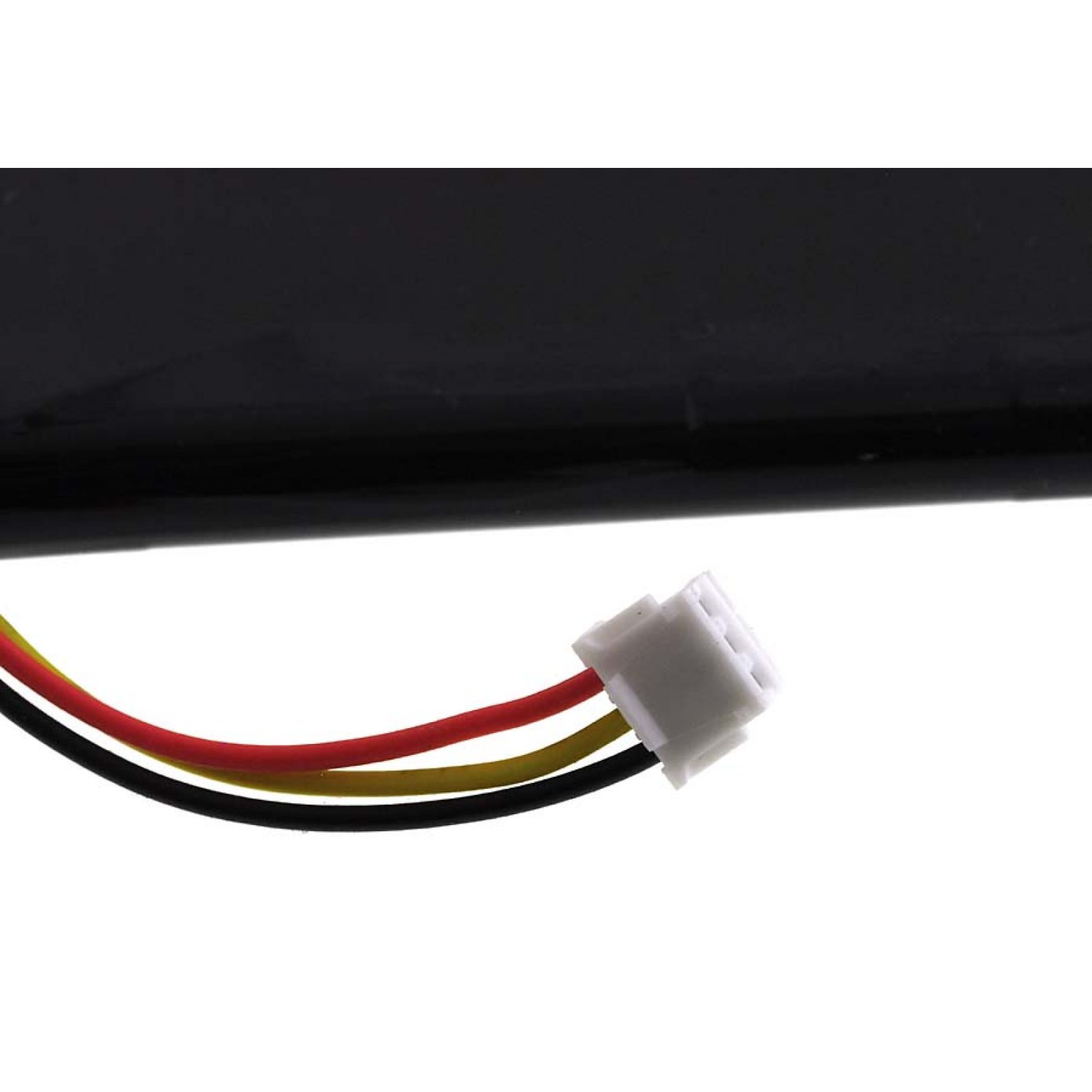Un conector con tres cables: rojo, negro y amarillo. La vista es un primer plano con fondo blanco.