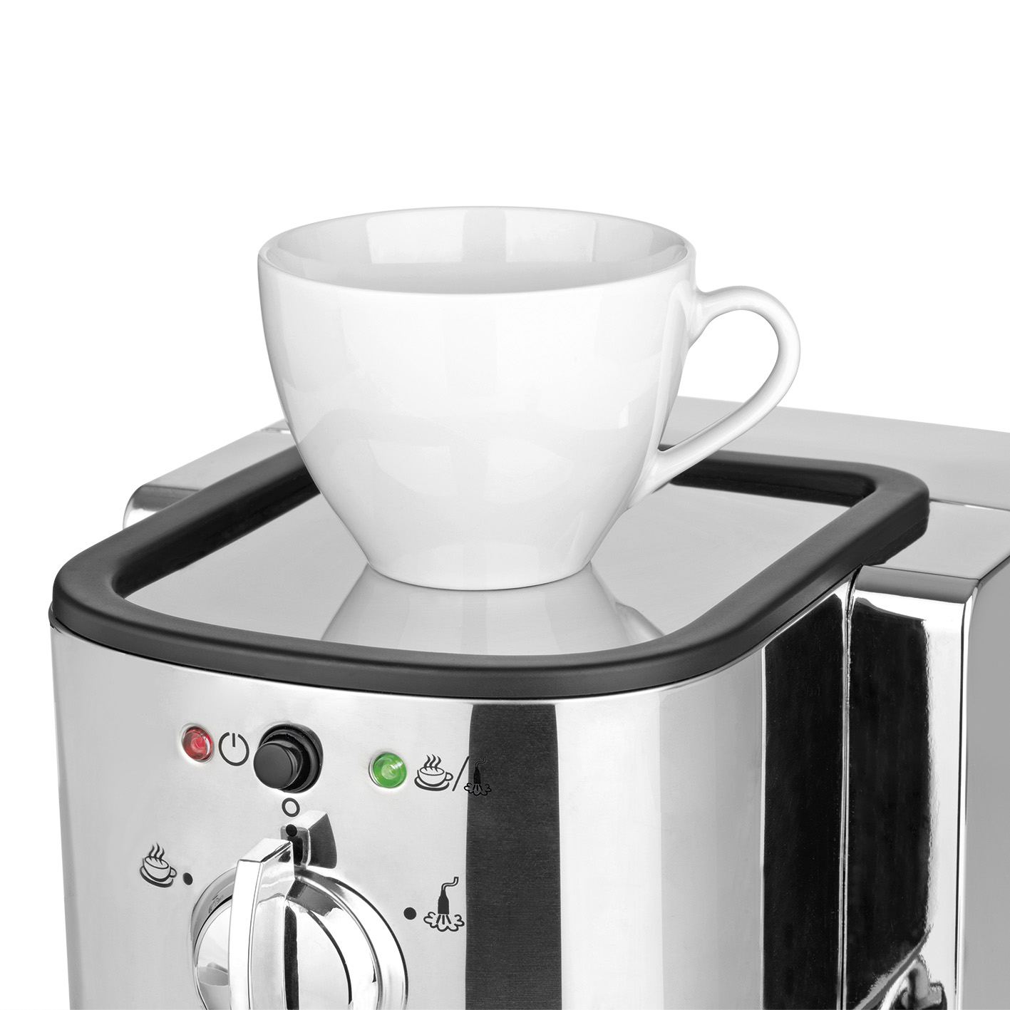 Błyszczący ekspres do kawy z białym kubkiem na górze, przyciskami i pokrętłem. Białe tło.