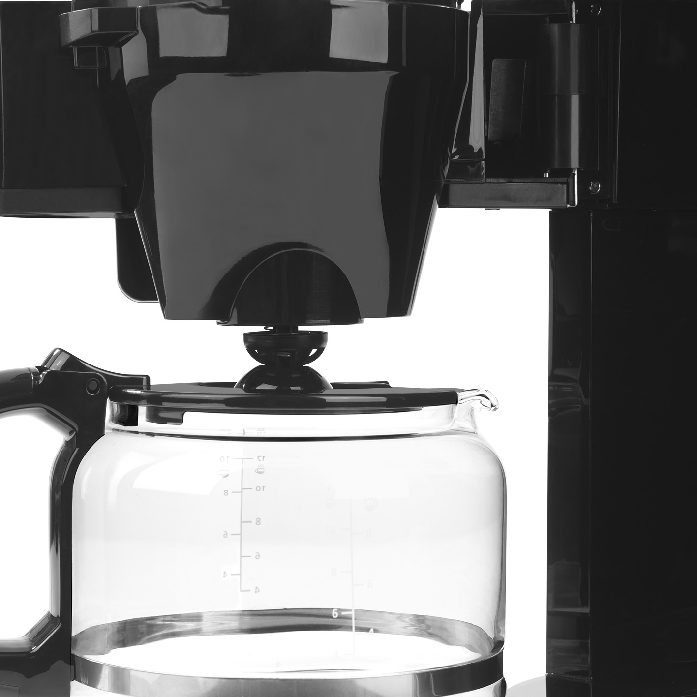 Cafetera. El recipiente de vidrio y los detalles del cuerpo negro son visibles.