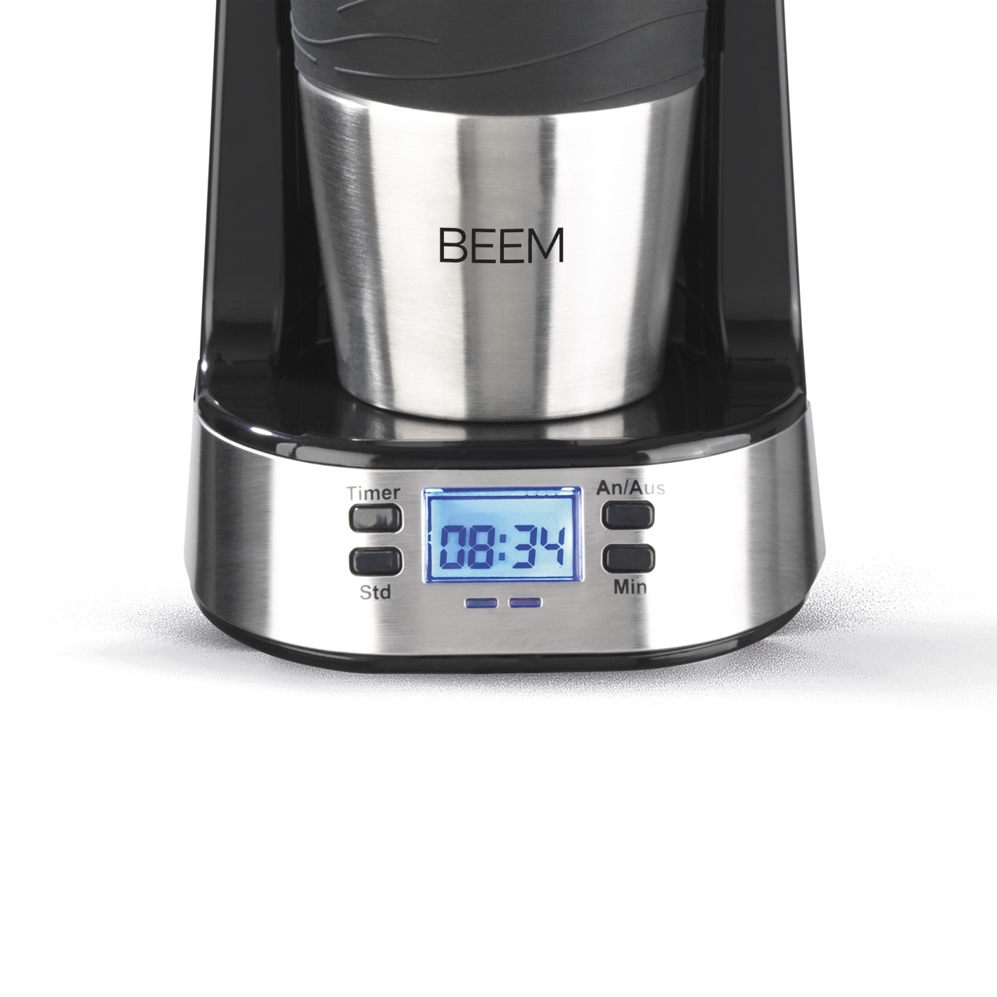 Kaffeemaschine mit silberner Tasse und Digitaluhr, die 08:34 anzeigt.