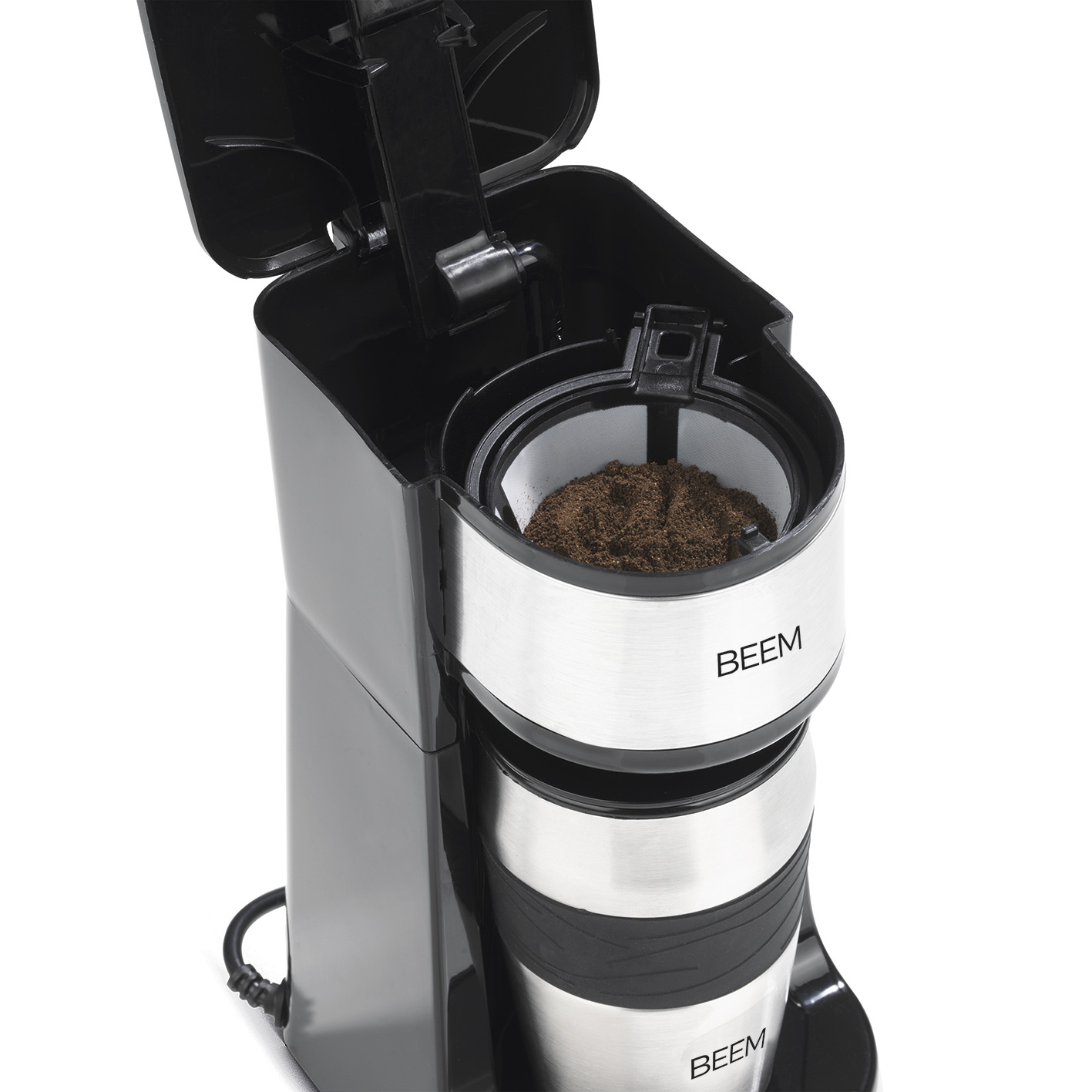 Kaffeemaschine mit Kaffeefilter mit Kaffeepulver. Edelstahlbecher unter dem Filter.