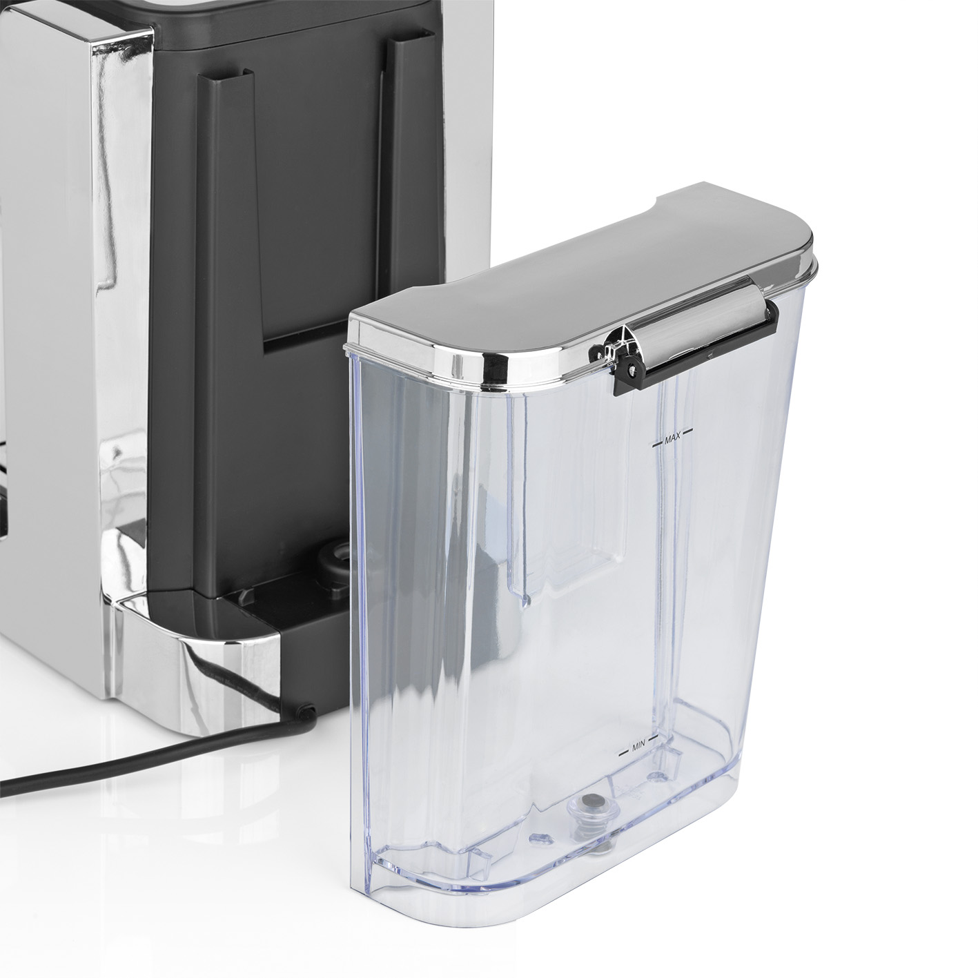 Ekspres do kawy z odłączonym przezroczystym zbiornikiem na wodę. Schemat kolorów chromu i czerni. Białe tło.