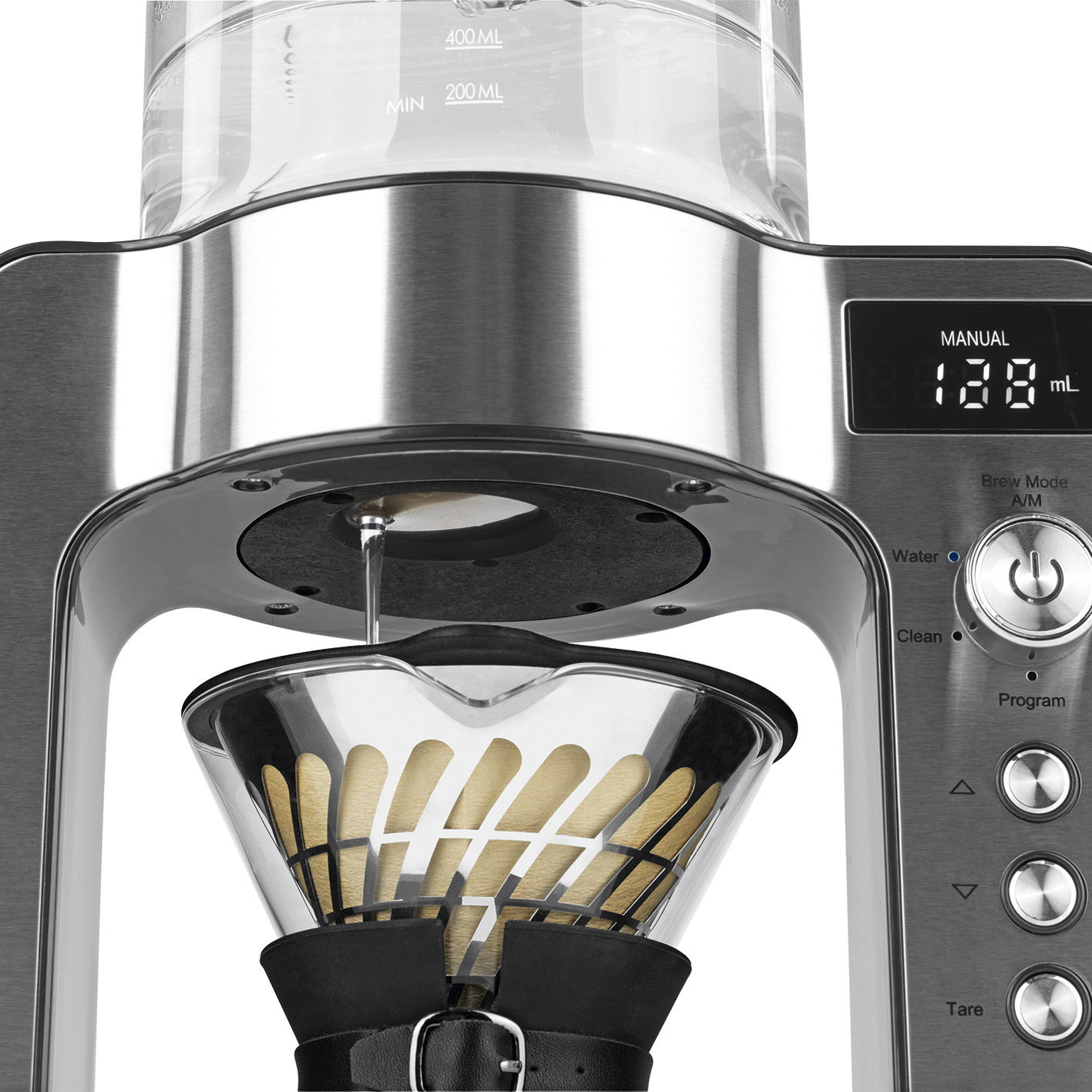 Primo piano di una macchina da caffè. Mostra serbatoio dell'acqua, filtro con caffè e display digitale.