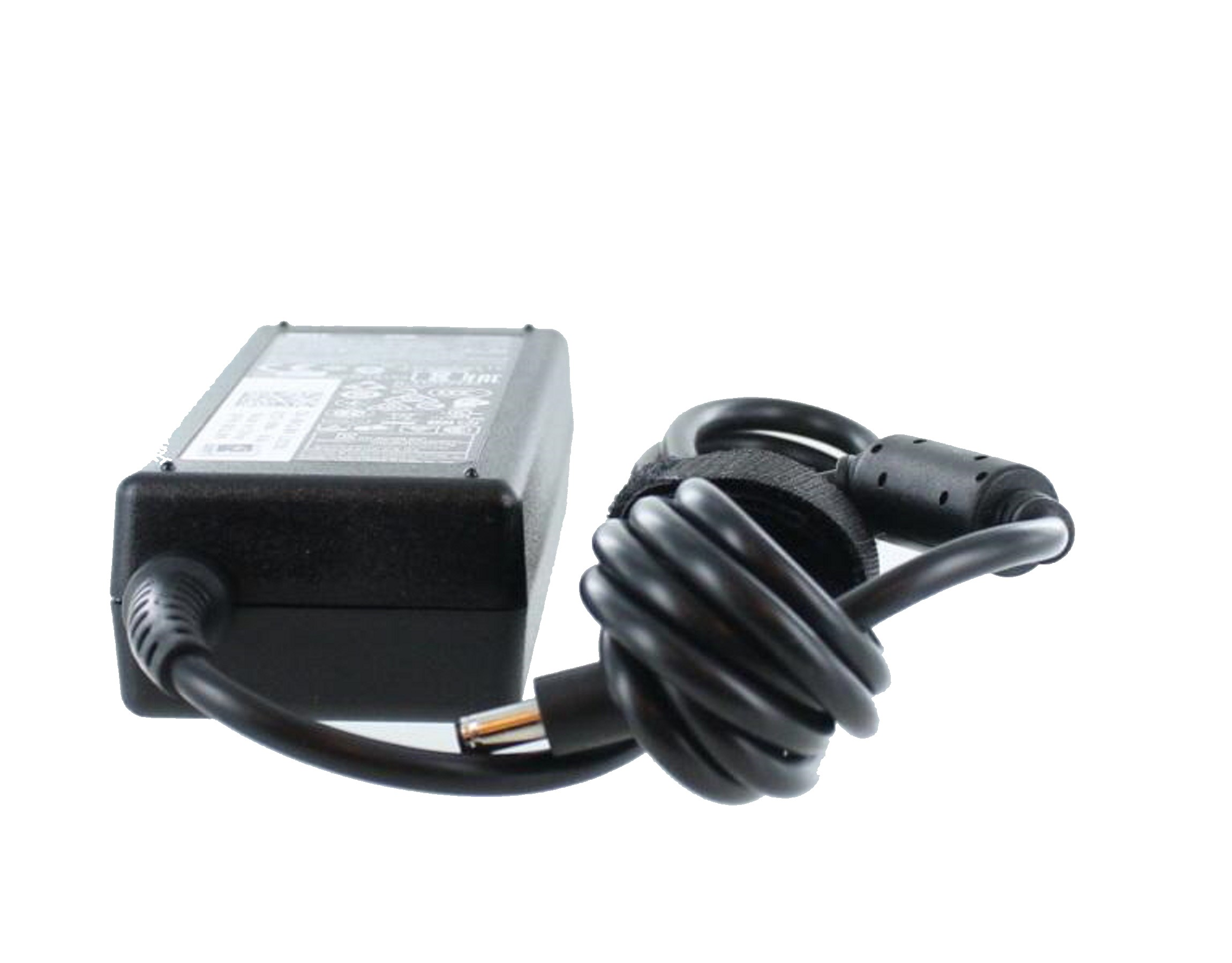 Schwarzes Netzteil mit aufgerolltem schwarzem Kabel. Weißer Hintergrund. Adapter ist rechteckig.
