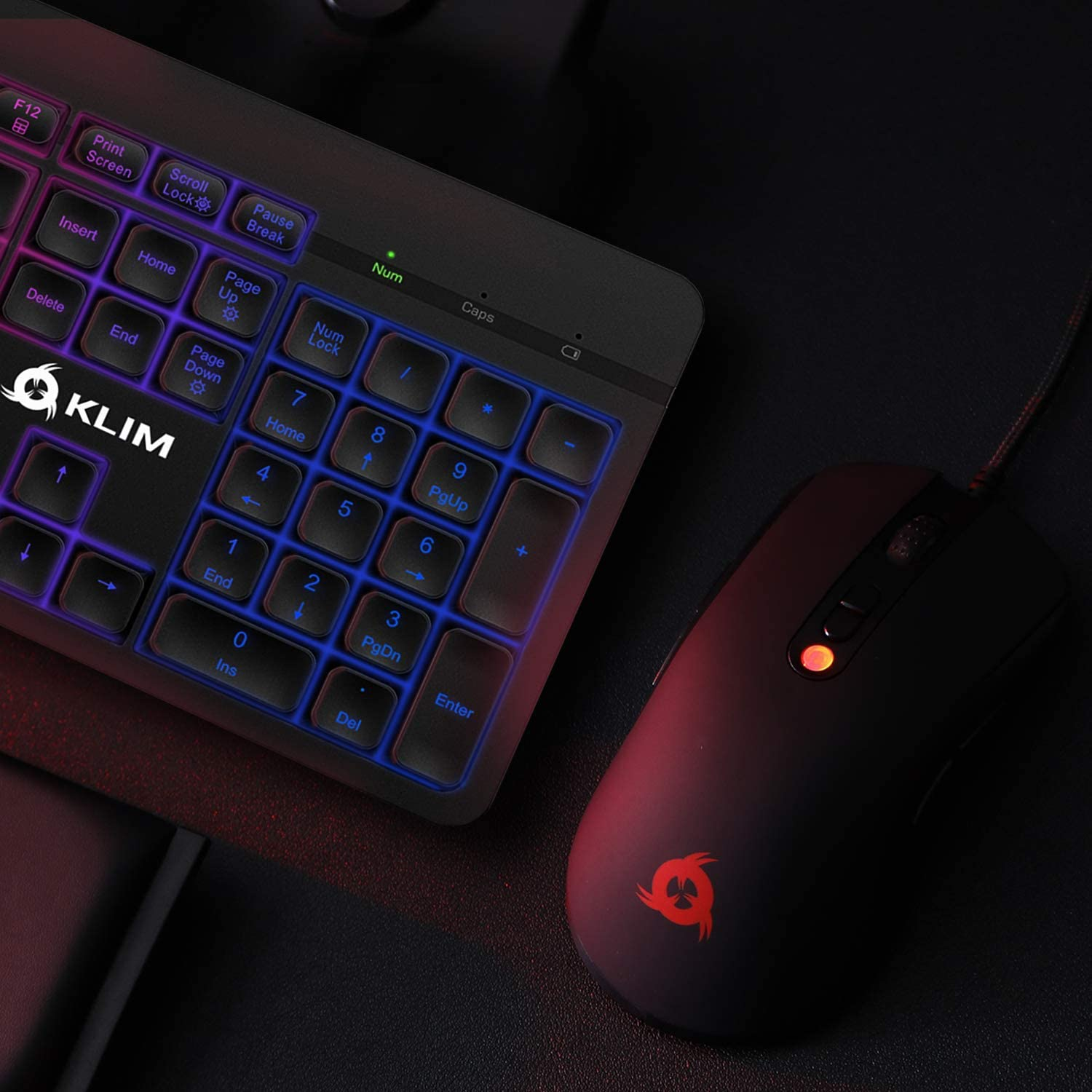 Schwarze Tastatur und Maus mit RGB-Beleuchtung auf dunkler Oberfläche.