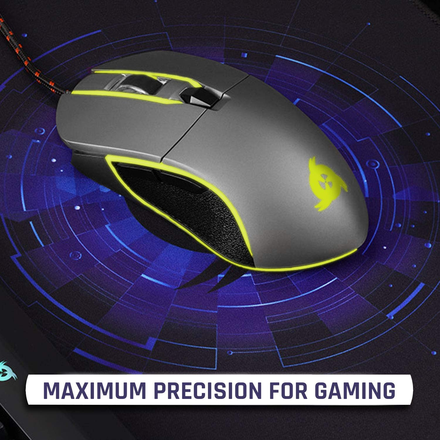 Graue Gaming-Maus mit gelben Akzenten auf einer blauen Gaming-Matte. Text: Maximale Präzision für Gaming.