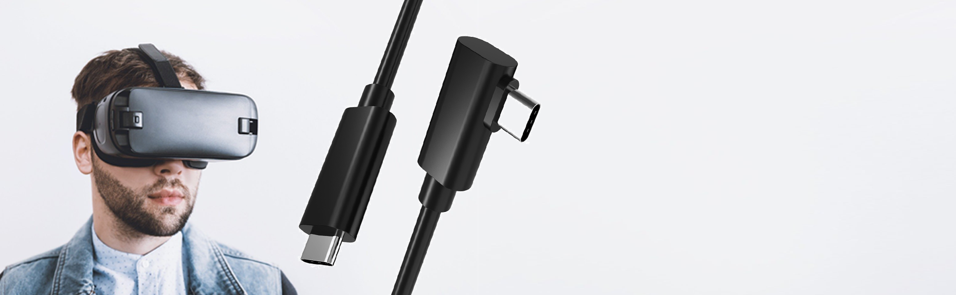 Ein Mann mit VR-Brille neben schwarzen USB-C-Kabeln. Die Kabel sind abgewinkelt und vor weißem Hintergrund.