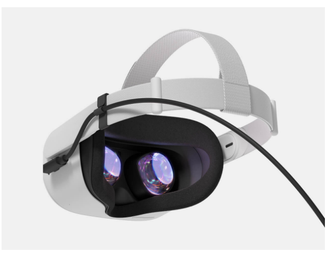 Weißes VR-Headset mit schwarzem Innenraum und Linsen, sichtbar von vorne.