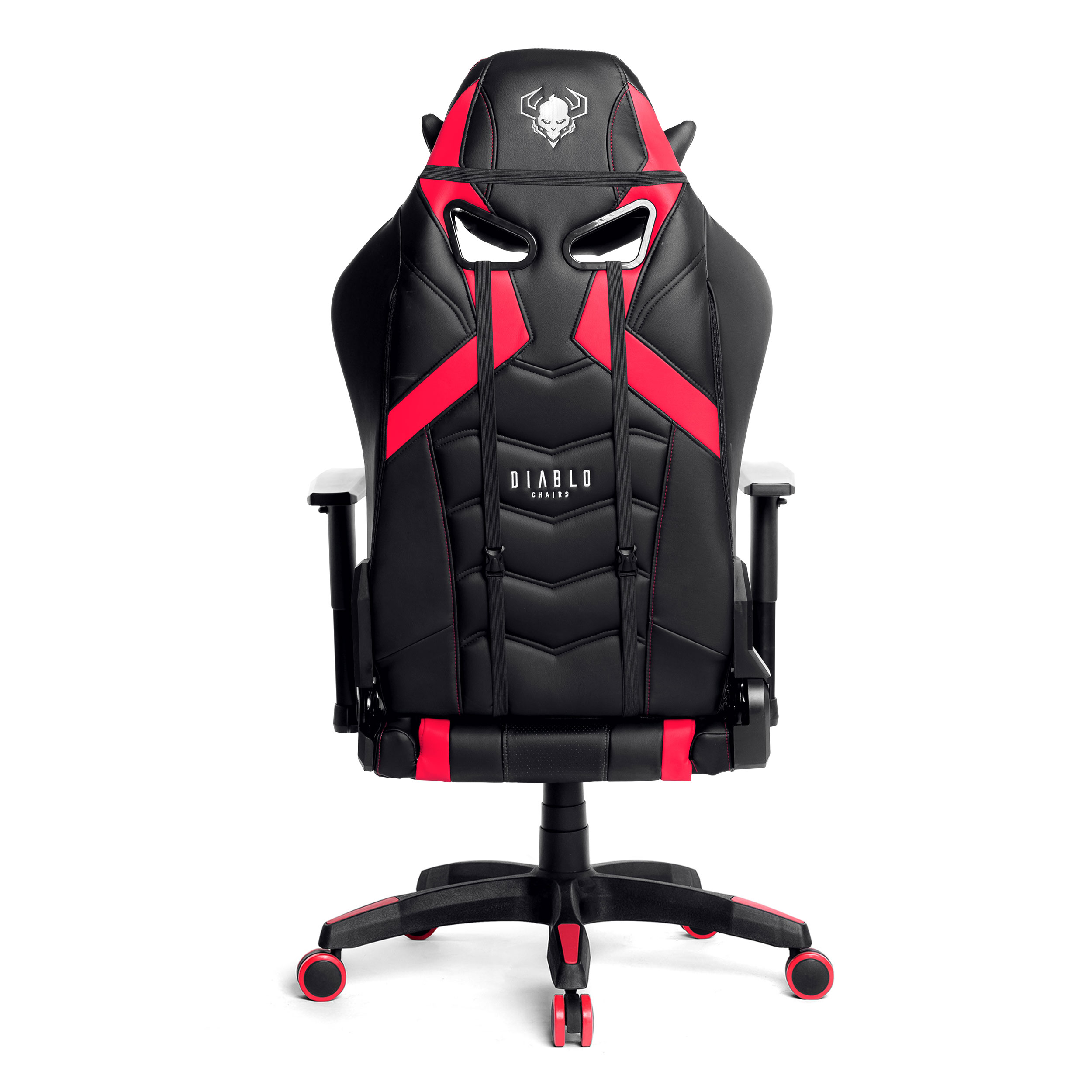Tył czarno-czerwonego fotela gamingowego. Diablo Gaming napisane na fotelu.