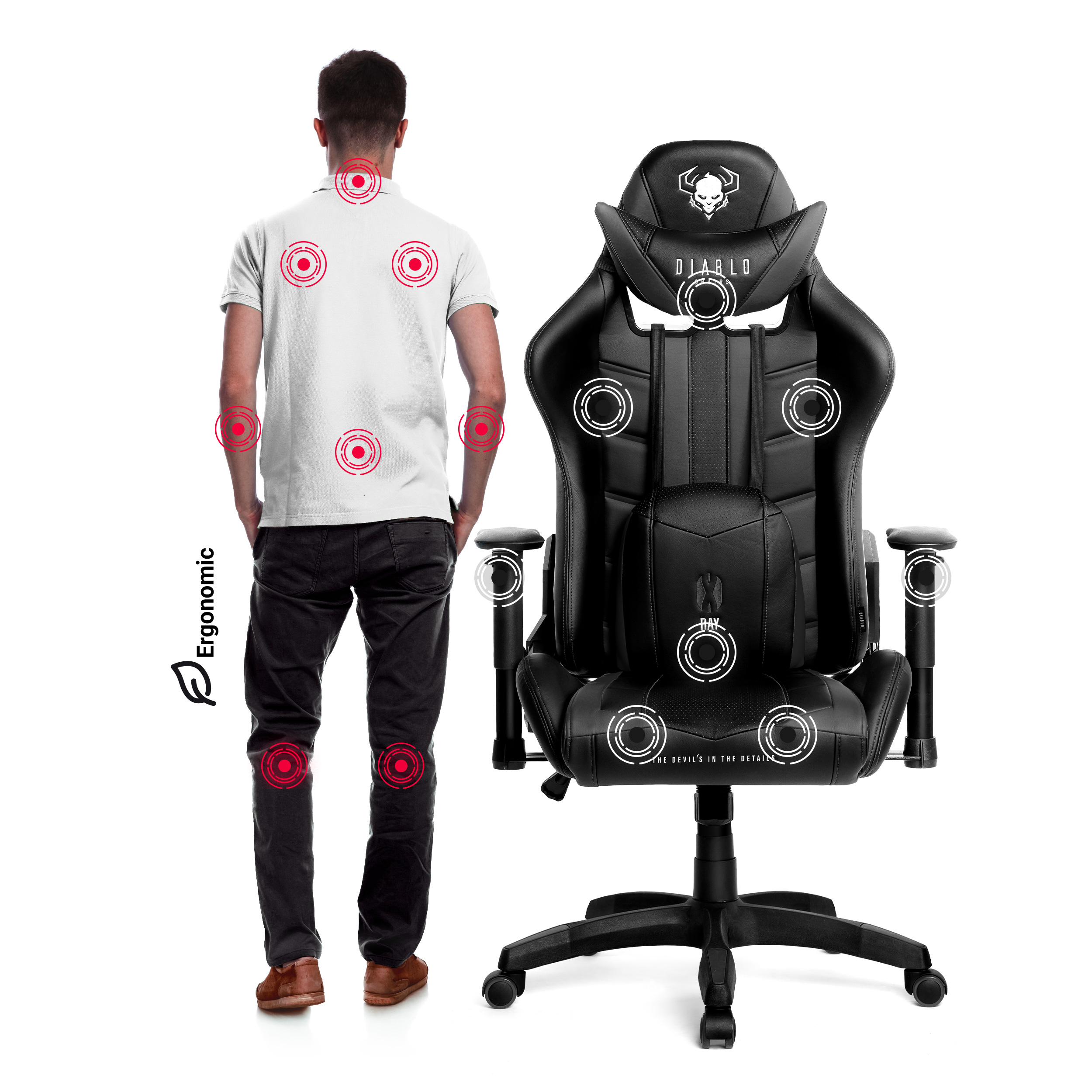Mann steht neben einem schwarzen Gaming-Stuhl. Stuhl hat ein Schädel-Logo und ergonomisches Design. Weißer Hintergrund.