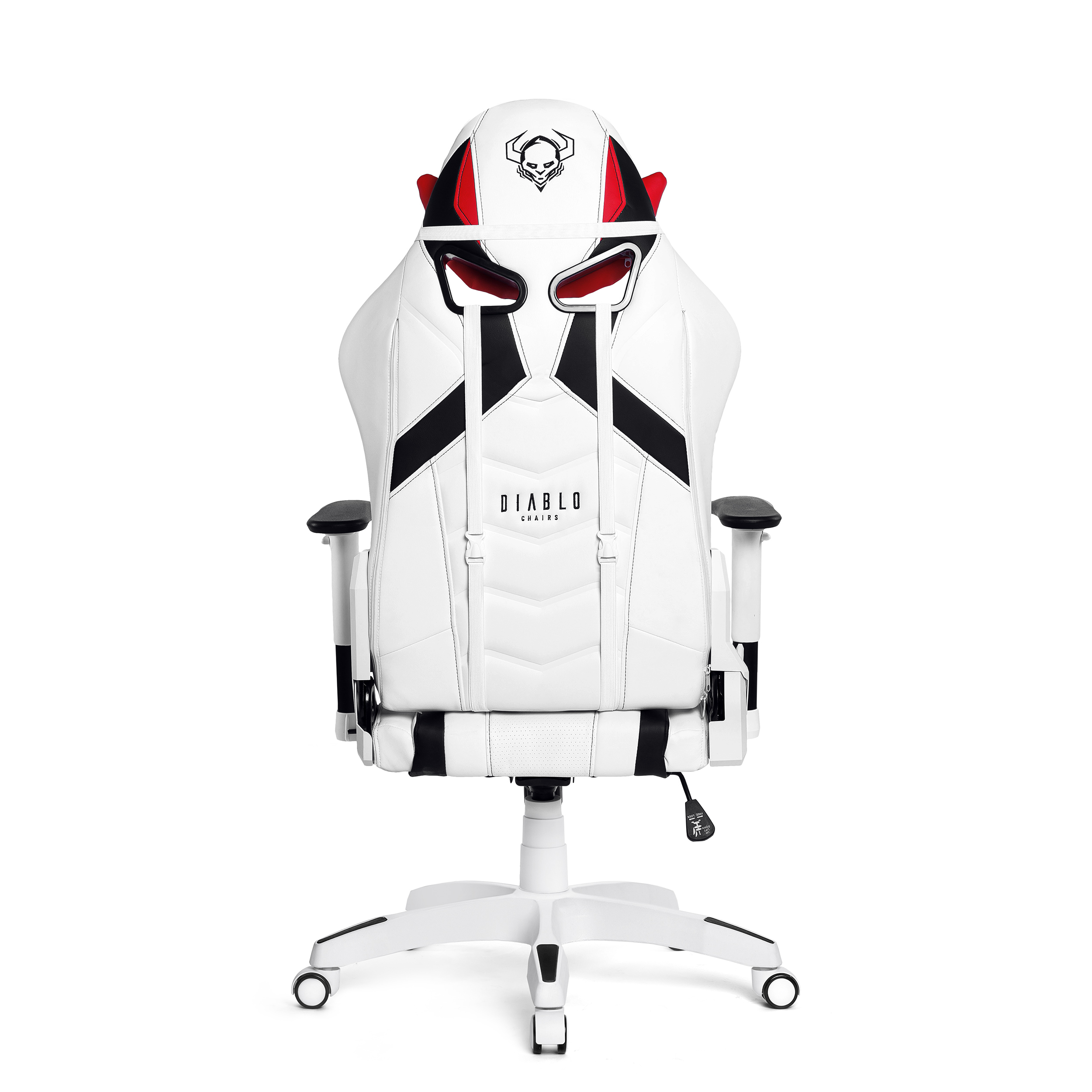 Białe krzesło gamingowe z czarnymi i czerwonymi akcentami, z logo czaszki na zagłówku.