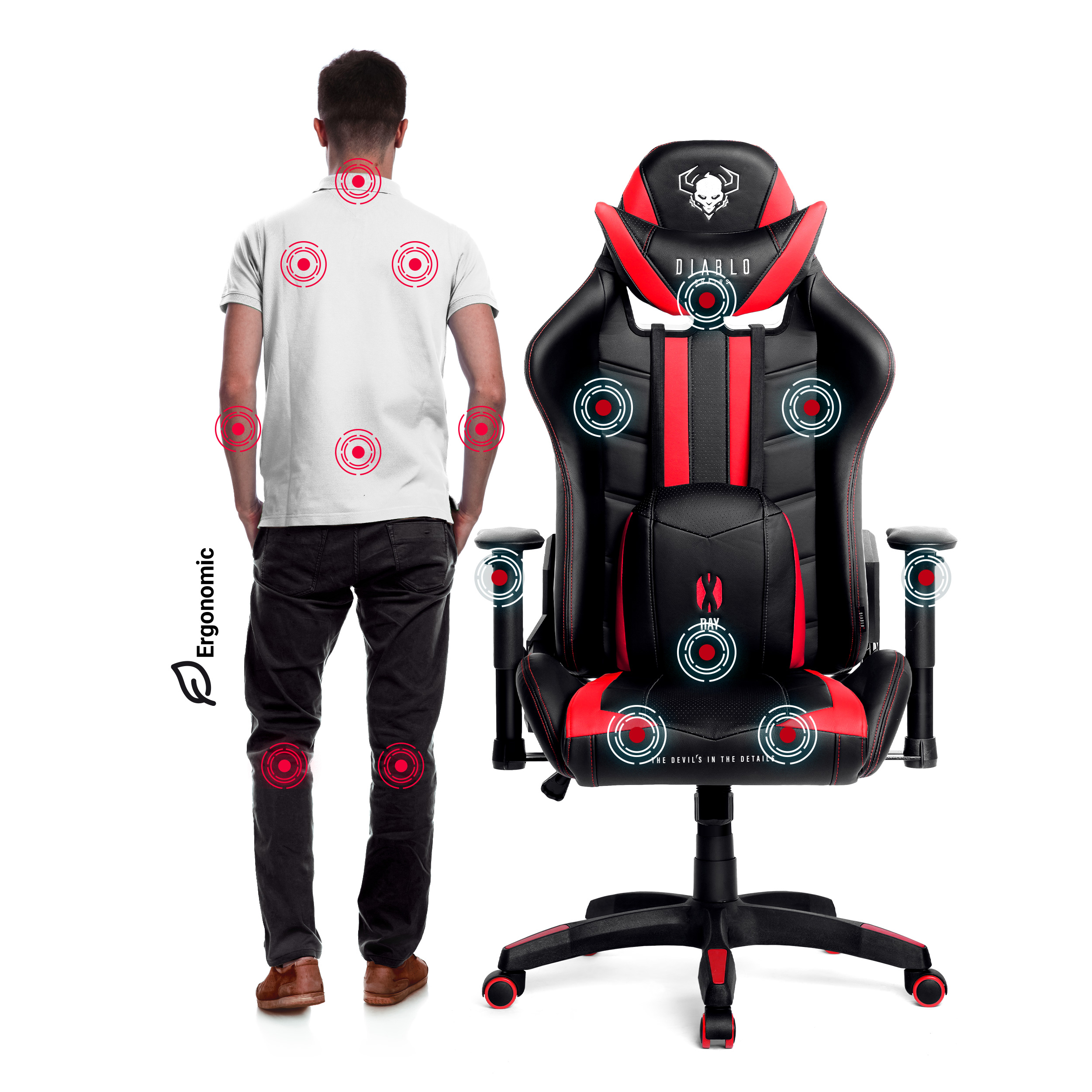 Mann steht neben einem schwarz-roten Gaming-Stuhl, weißer Hintergrund.