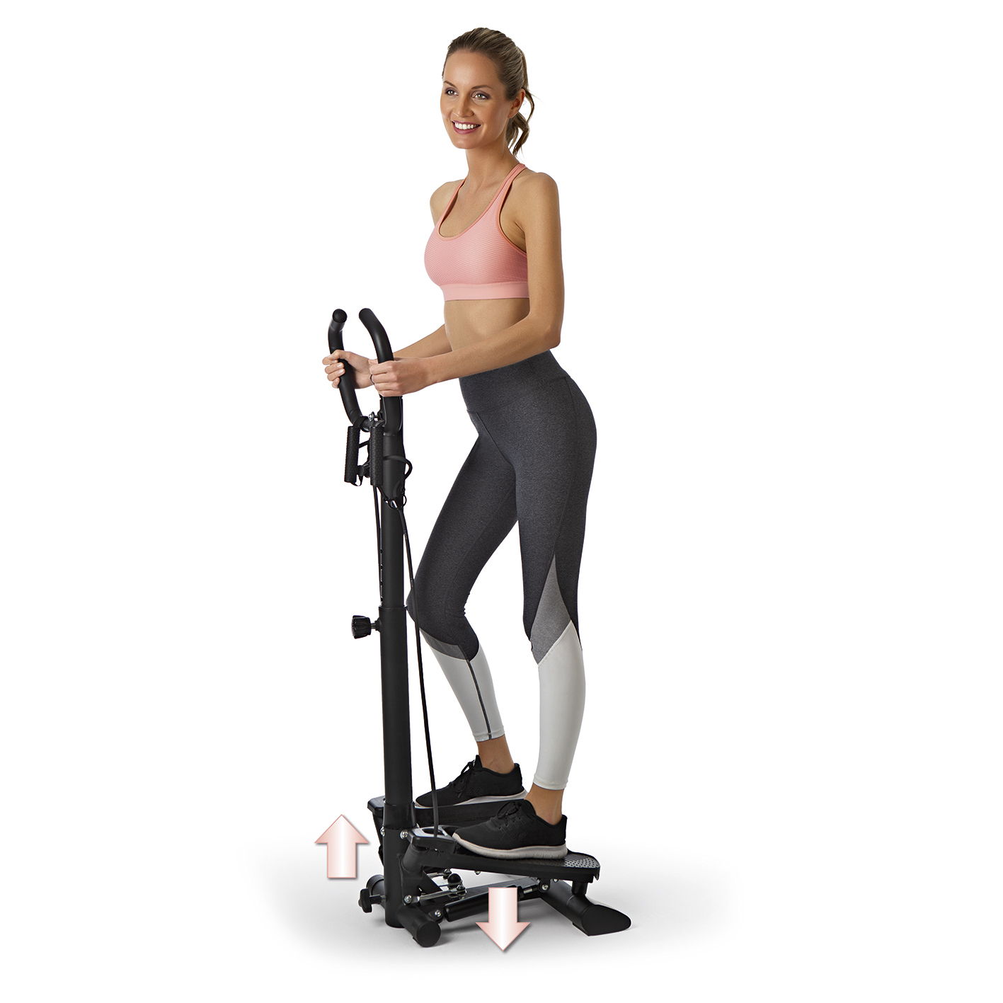 Frau benutzt Stepper-Maschine. Sie trägt ein rosa Top, graue Leggings und schwarze Schuhe. Weißer Hintergrund.