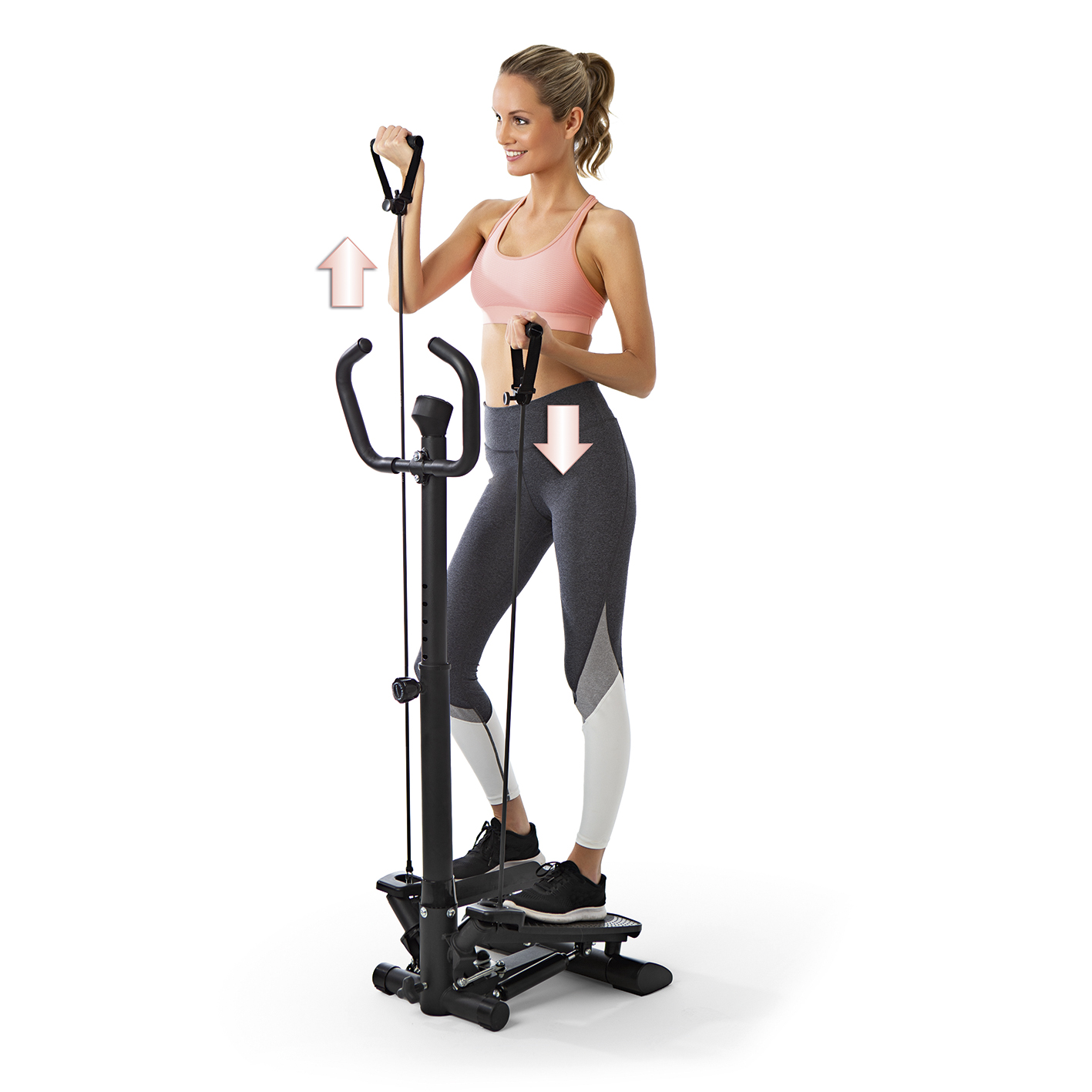 Eine Frau trainiert auf einem Stepper, zieht an Widerstandsbändern, die an der Maschine befestigt sind.