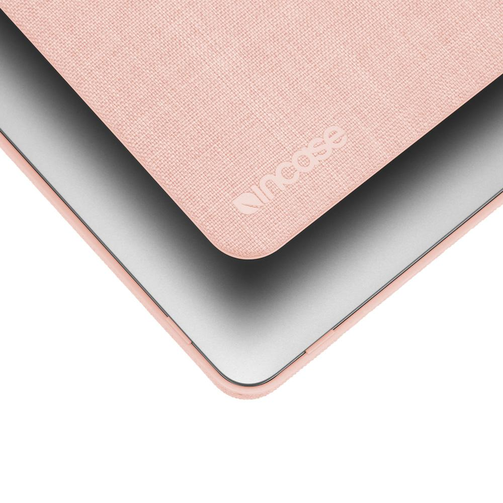 Custodia rosa per laptop con un laptop, vista ravvicinata.