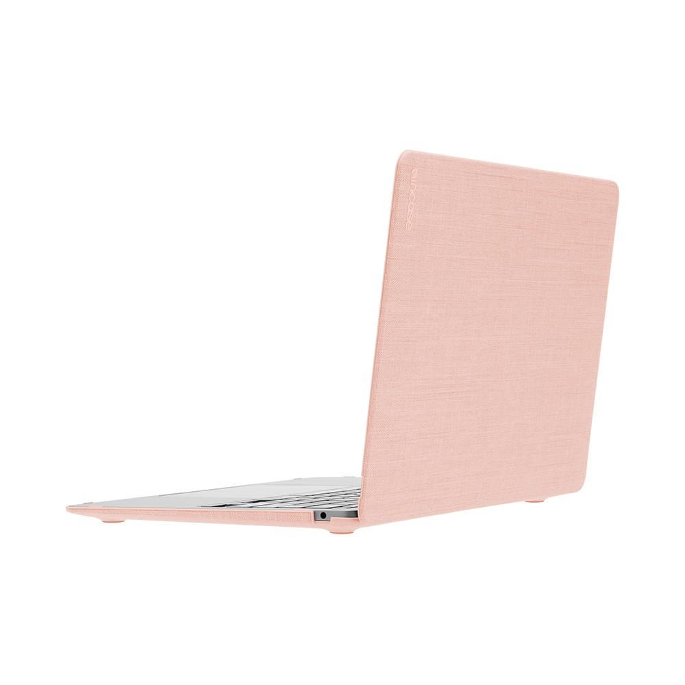 Laptop rosa con coperchio aperto. Lo sfondo è una superficie bianca.