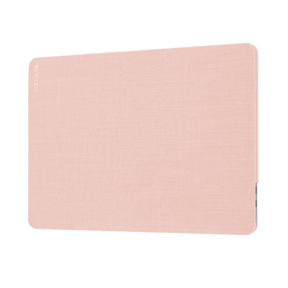 Una custodia per laptop Incase rosa chiaro su sfondo bianco, con una superficie liscia e strutturata.