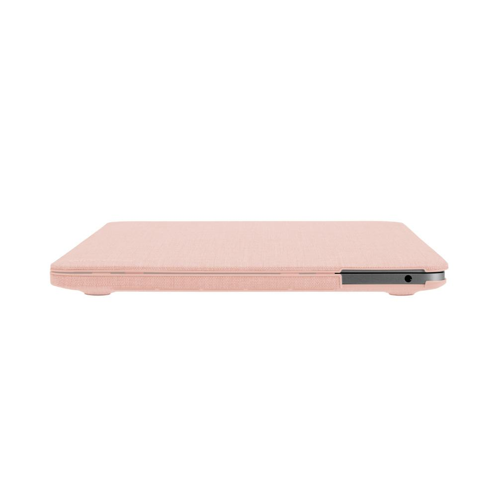Un laptop rosa chiaro chiuso su sfondo bianco. Il laptop è piatto.