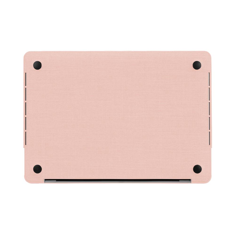Parte inferiore di una custodia per laptop rosa con quattro piedini neri, su sfondo bianco.