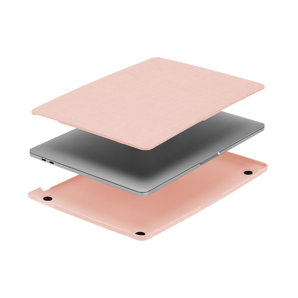 Una custodia rosa per laptop con la parte superiore e inferiore separate dal laptop.