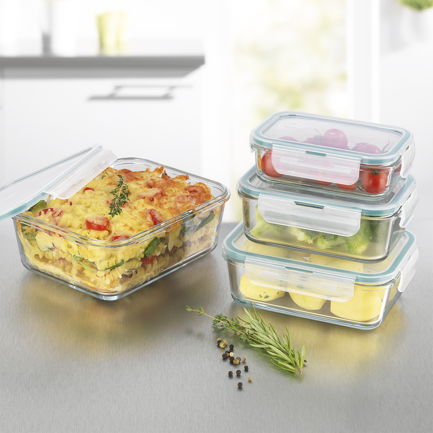 Glas-Lebensmittelbehälter mit Essen und Kräutern.
