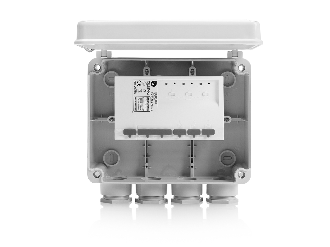 Geöffnete graue Elektrokiste mit weißem Innenraum. Sie hat Kabeleingänge und ein Bedienfeld.