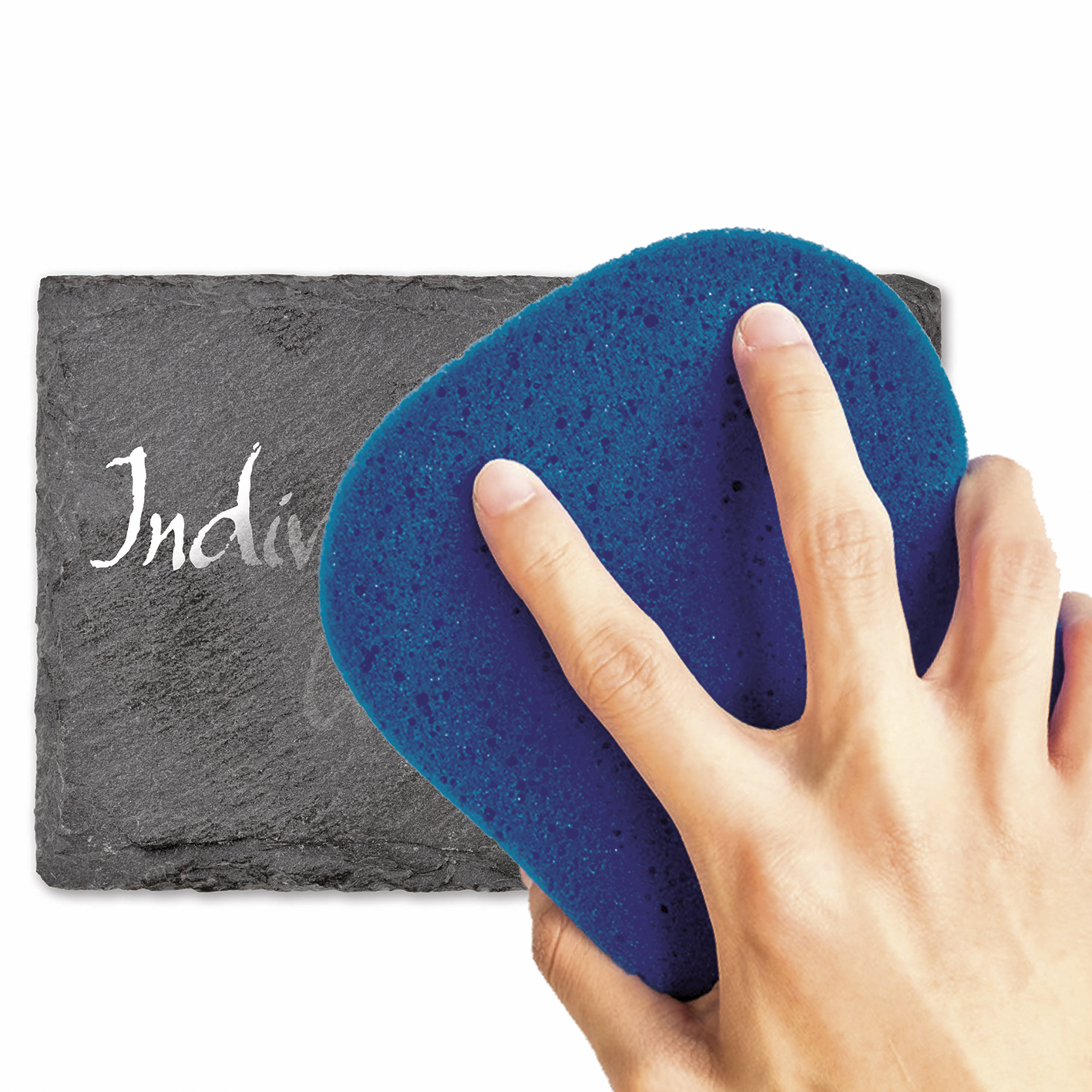 Hand wischt das Wort 'Indiv' von einer Schiefertafel mit einem blauen Schwamm.