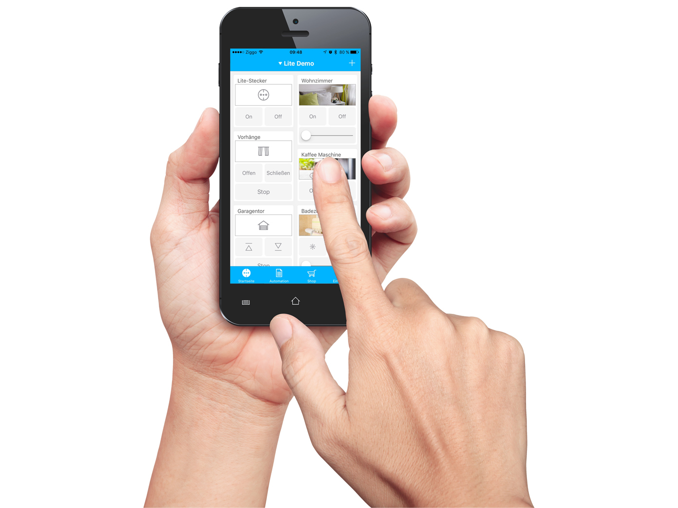 Eine Hand, die ein Smartphone mit einer Smart-Home-App-Oberfläche hält.