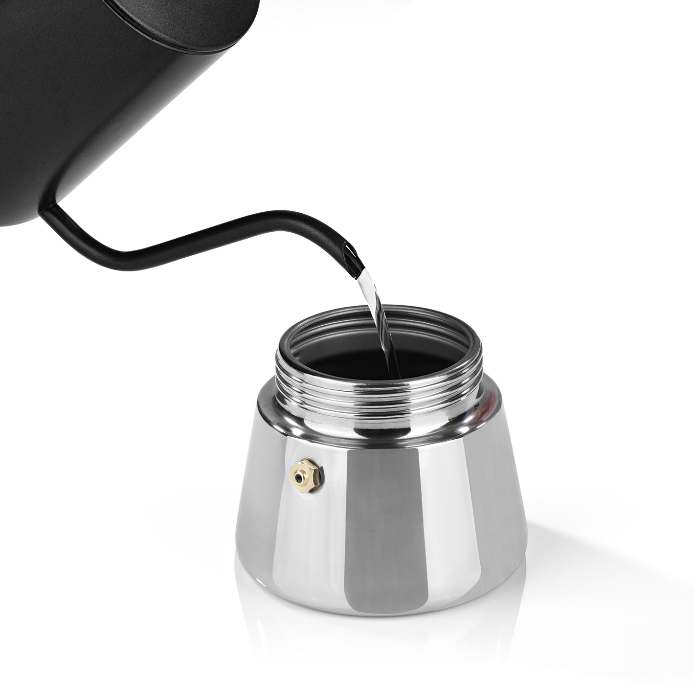 Silberner Espressokocher, der mit Wasser aus einem schwarzen Schwanenhalskessel gefüllt wird.