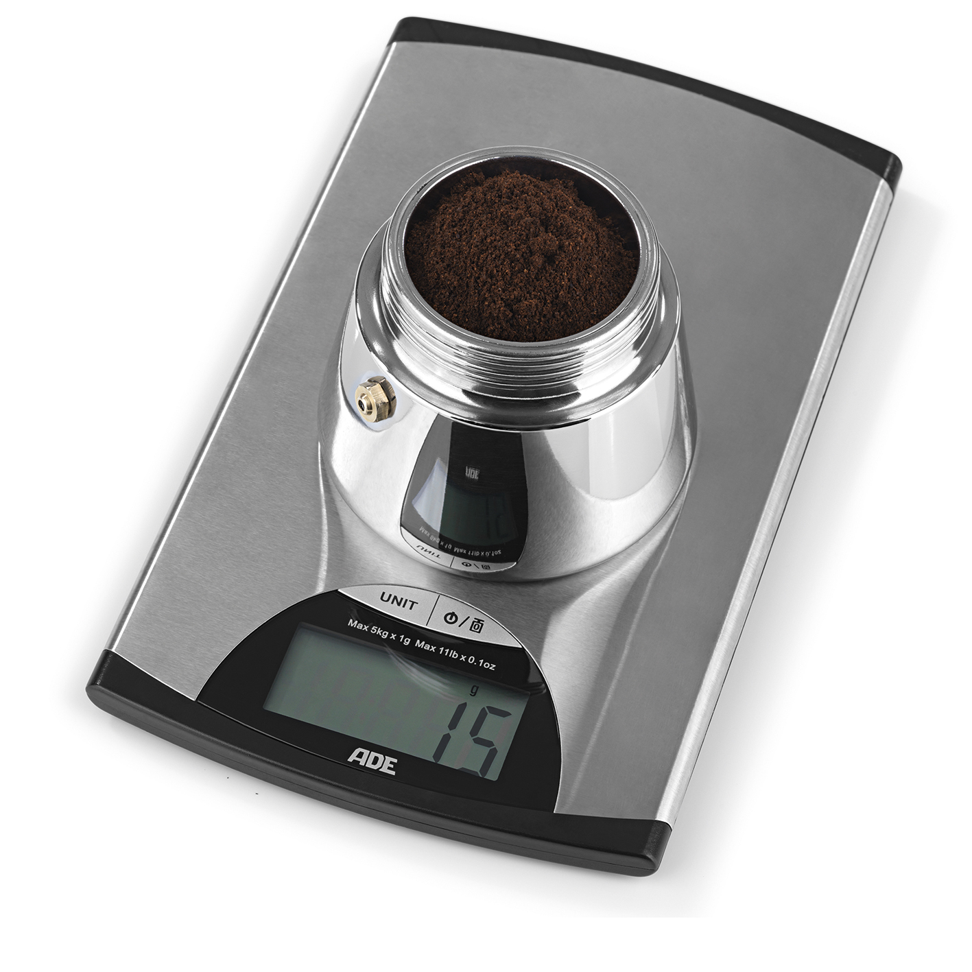 Eine silberne Waage mit einer Kaffeemaschine. Kaffeepulver befindet sich in der Kaffeemaschine.