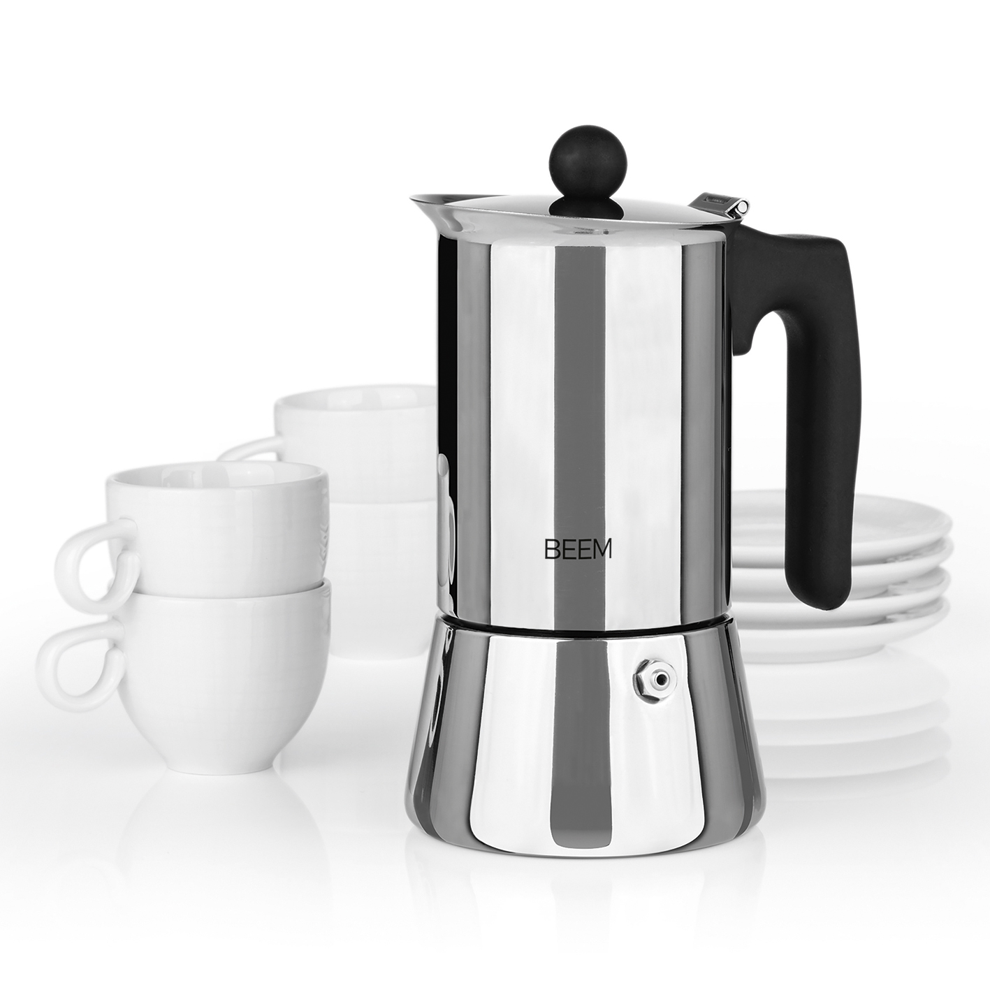Eine silberne Kaffeemaschine aus Edelstahl mit schwarzem Griff, begleitet von weißen Tassen und Tellern.