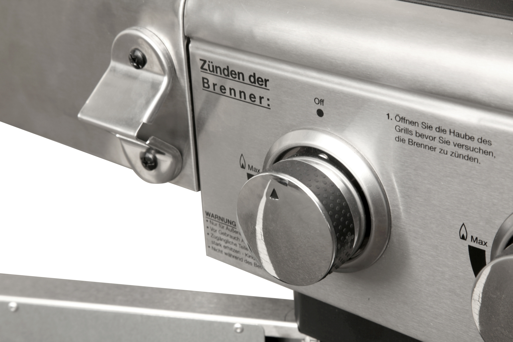 Nahaufnahme des Grillbedienfelds. Knopf mit der Beschriftung Max und Aus. Weißer Hintergrund.