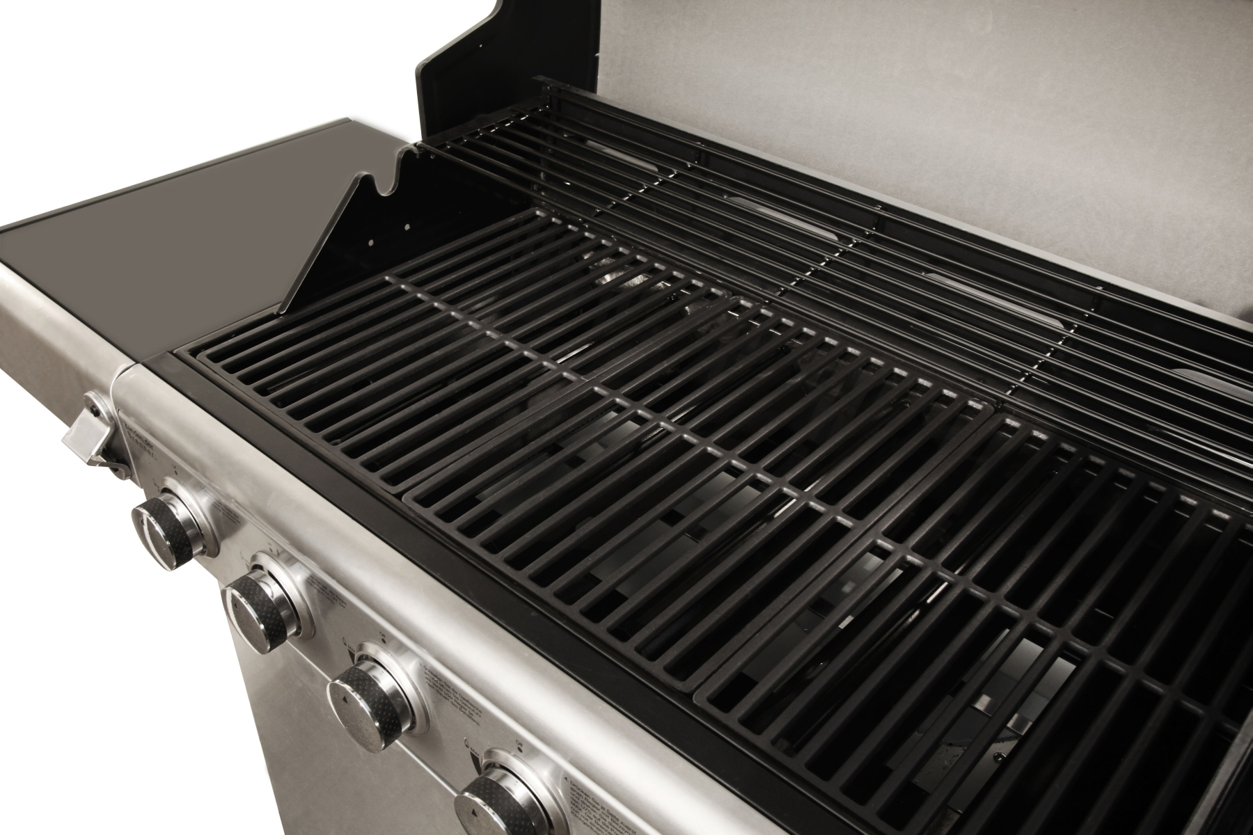 Grill mit schwarzen Rosten und silbernem Körper. Knöpfe und ein Seitenbrenner sind sichtbar. Draufsicht.