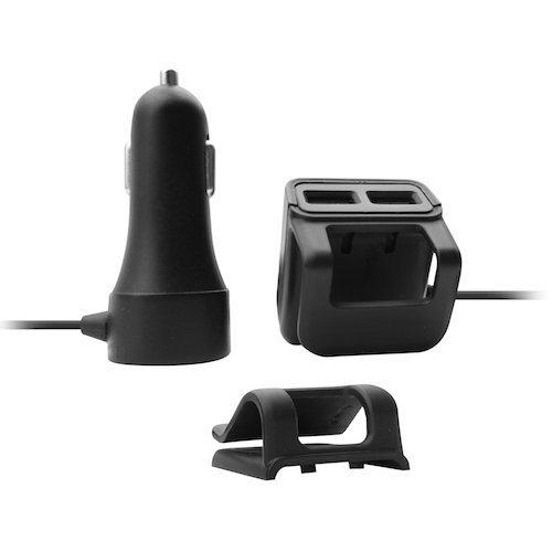 Schwarzes Autoladegerät und zwei schwarze Adapter. Das Ladegerät hat ein Kabel.