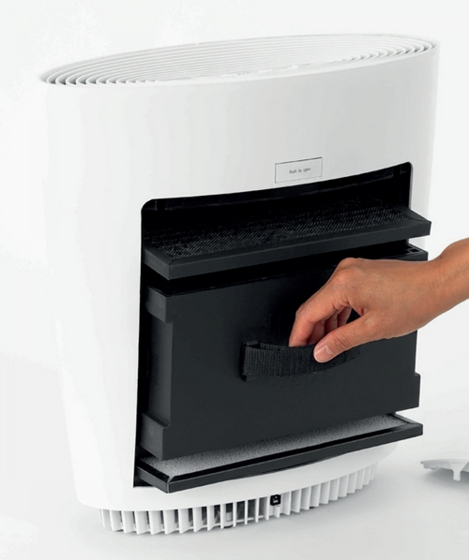 Purificatore d'aria bianco con una mano che rimuove il filtro.