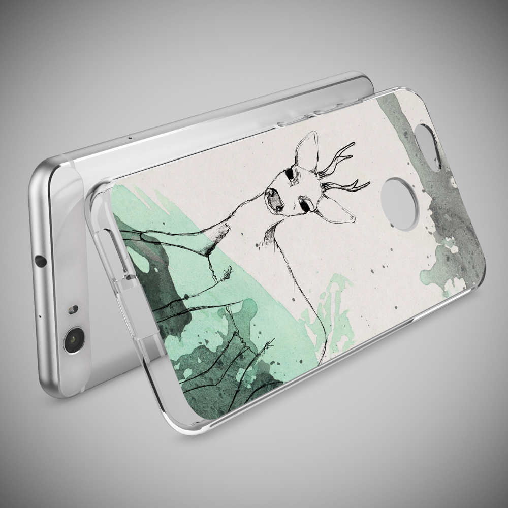 Coque de téléphone avec un croquis de cerf et des éclaboussures d'aquarelle verte, sur fond gris.