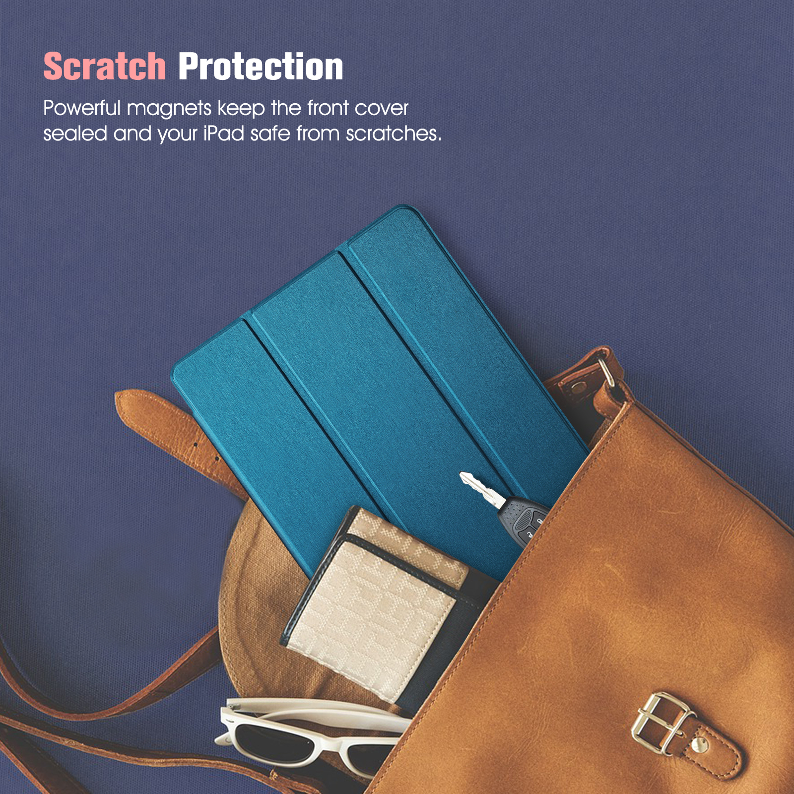 Eine blaue Tablethülle in einer Ledertasche, mit einer Geldbörse, Sonnenbrille und Schlüsseln.