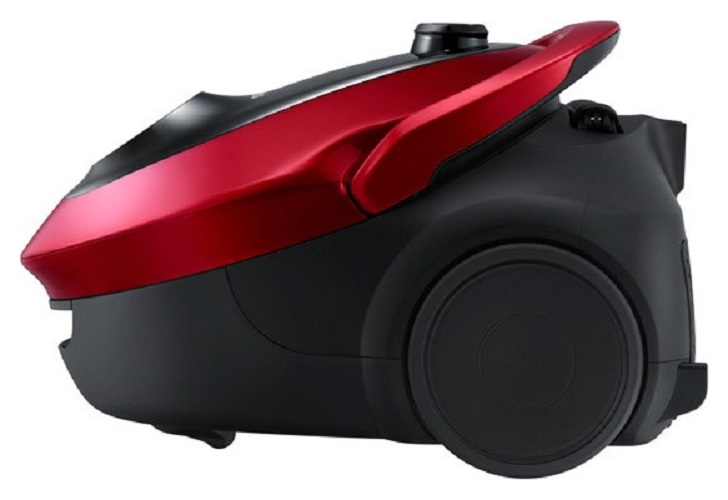 Czerwony i czarny odkurzacz, widok z boku, na białym tle.