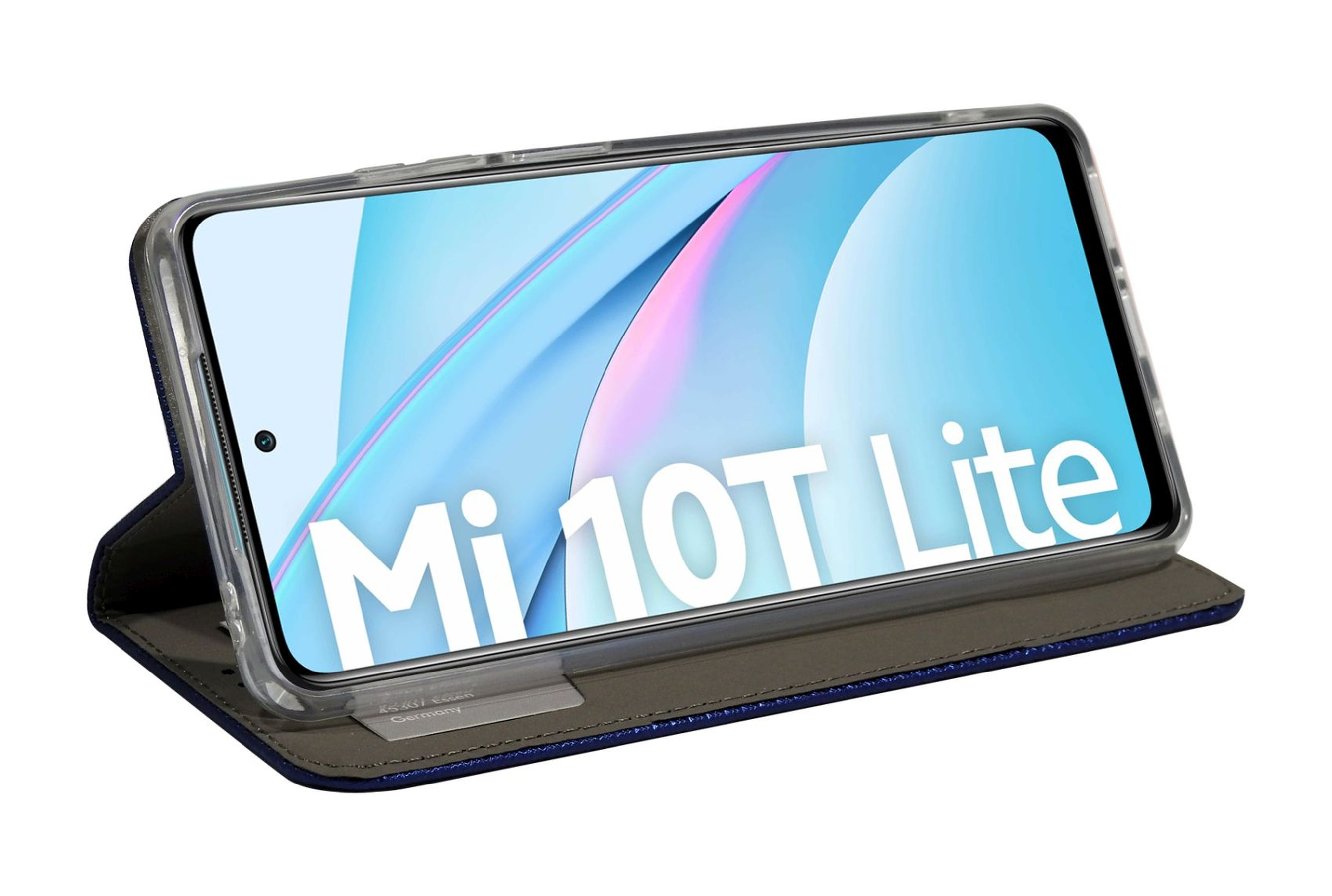 Ein Smartphone in einer blauen Lederhülle auf weißem Hintergrund. Der Bildschirm zeigt Text.